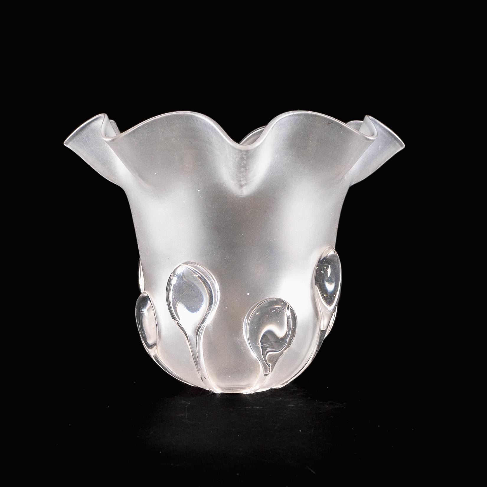 Ein mattierter Glasschirm mit Teardrop-Verzierungen und einem sanft gerafften Rand im Angebot 2