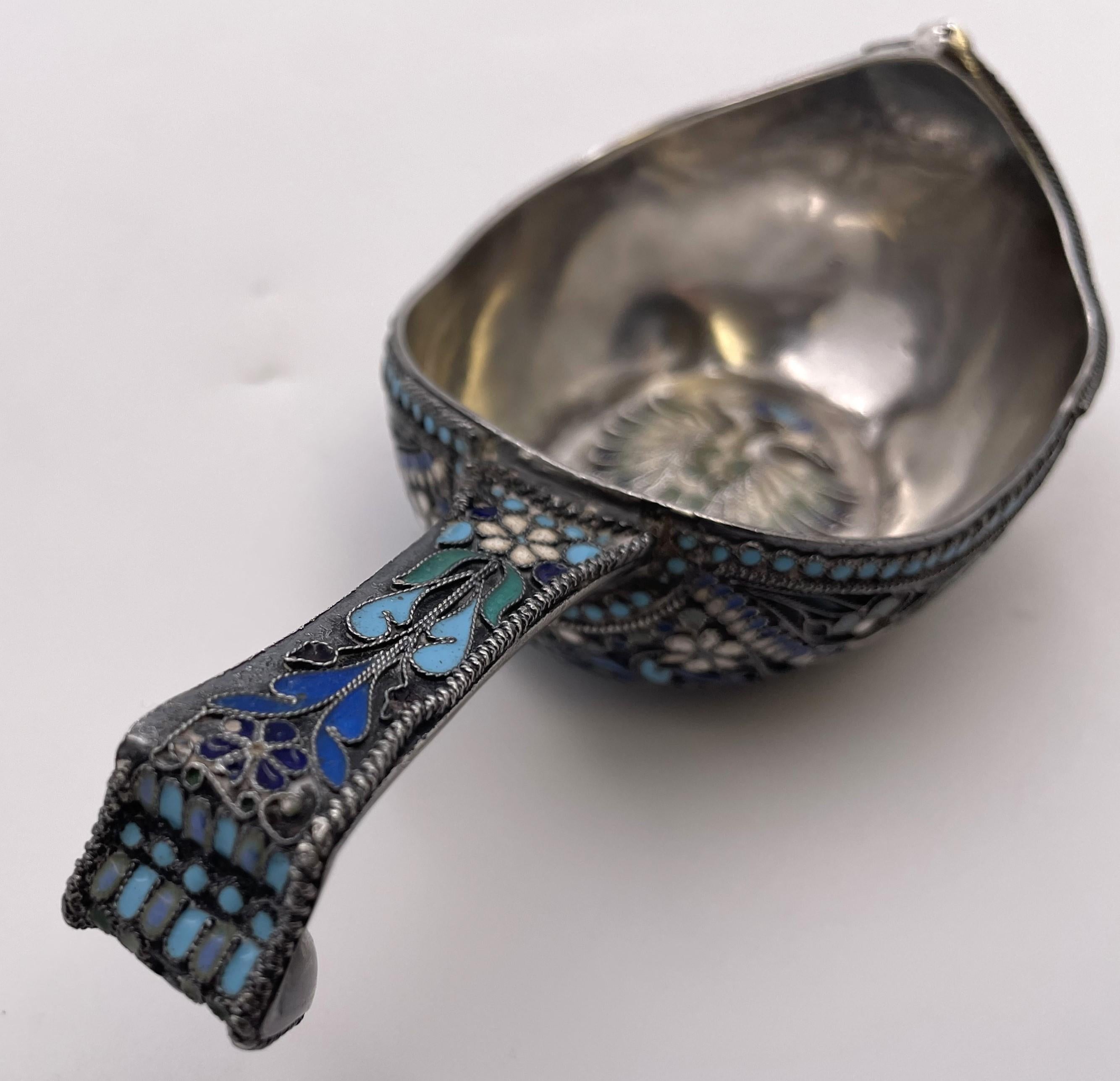 A. Fuld Russian Enamel & Silver Kovsh from Late 19th or Early 20th Century (Kovsh russe en émail et en argent de la fin du 19e ou du début du 20e siècle) en vente 1