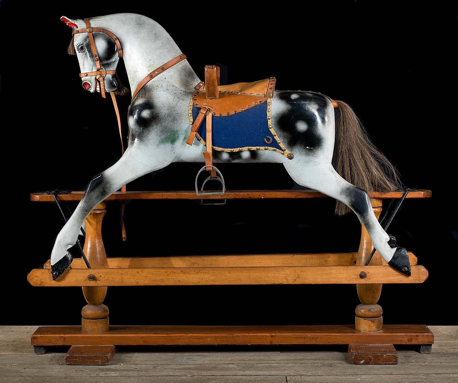 Un precioso caballo balancín victoriano totalmente restaurado, con silla de montar de cuero tachonado, manta azul para la silla y riendas y estribos de cuero. El hermoso caballo se mece con seguridad en su cuna de madera de pino y haya.
Inglés,