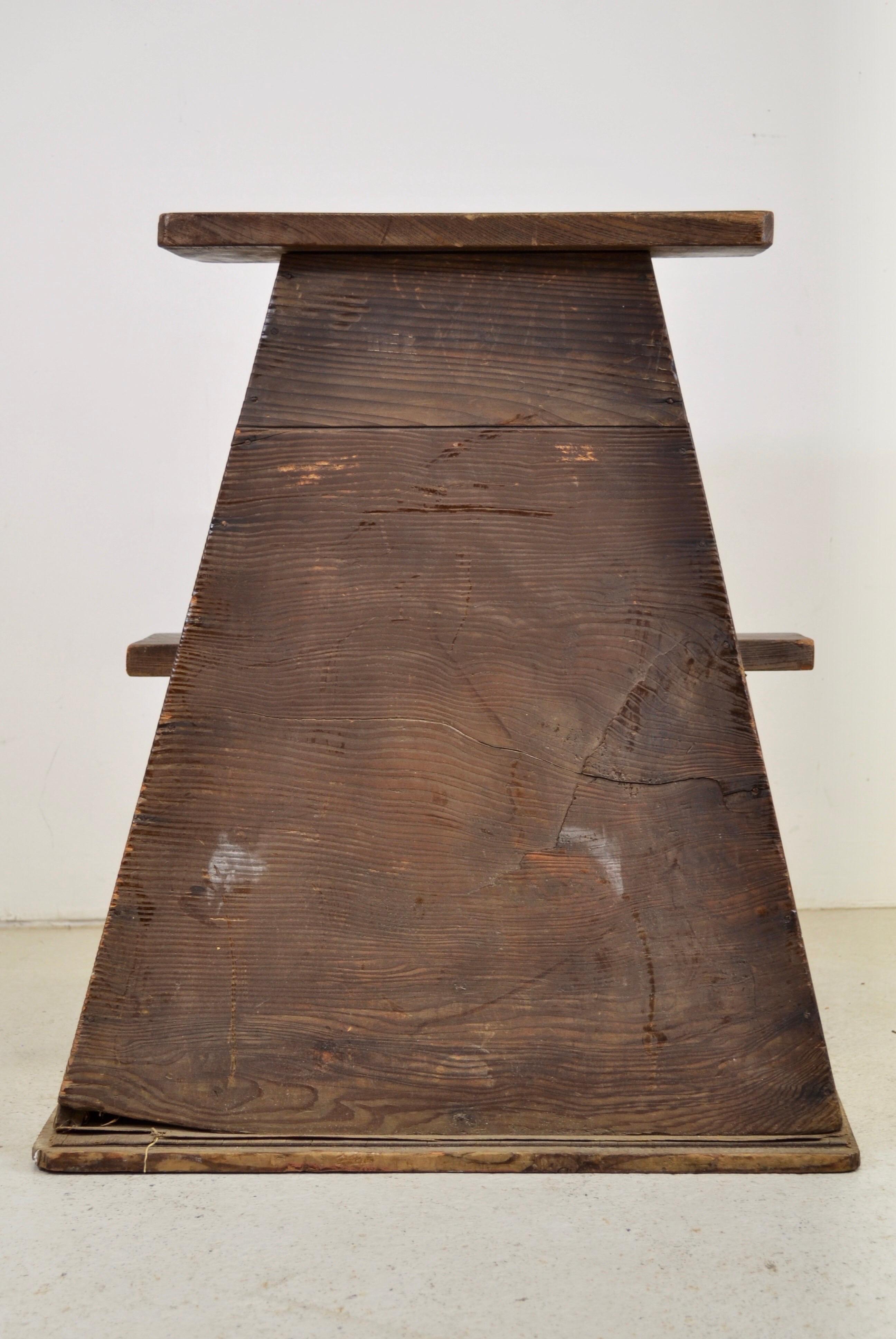 Ce tabouret en bois de paulownia (kiri) incarne l'esthétique sobre et épurée du mouvement Mingei tel que défini par Sōetsu Yanagi dans son ouvrage 