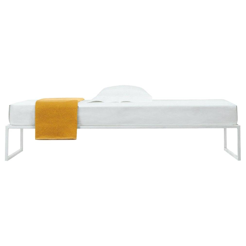 Grand lit Fronzoni en métal blanc et bois de A. G. Fronzoni pour Cappellini, 1964