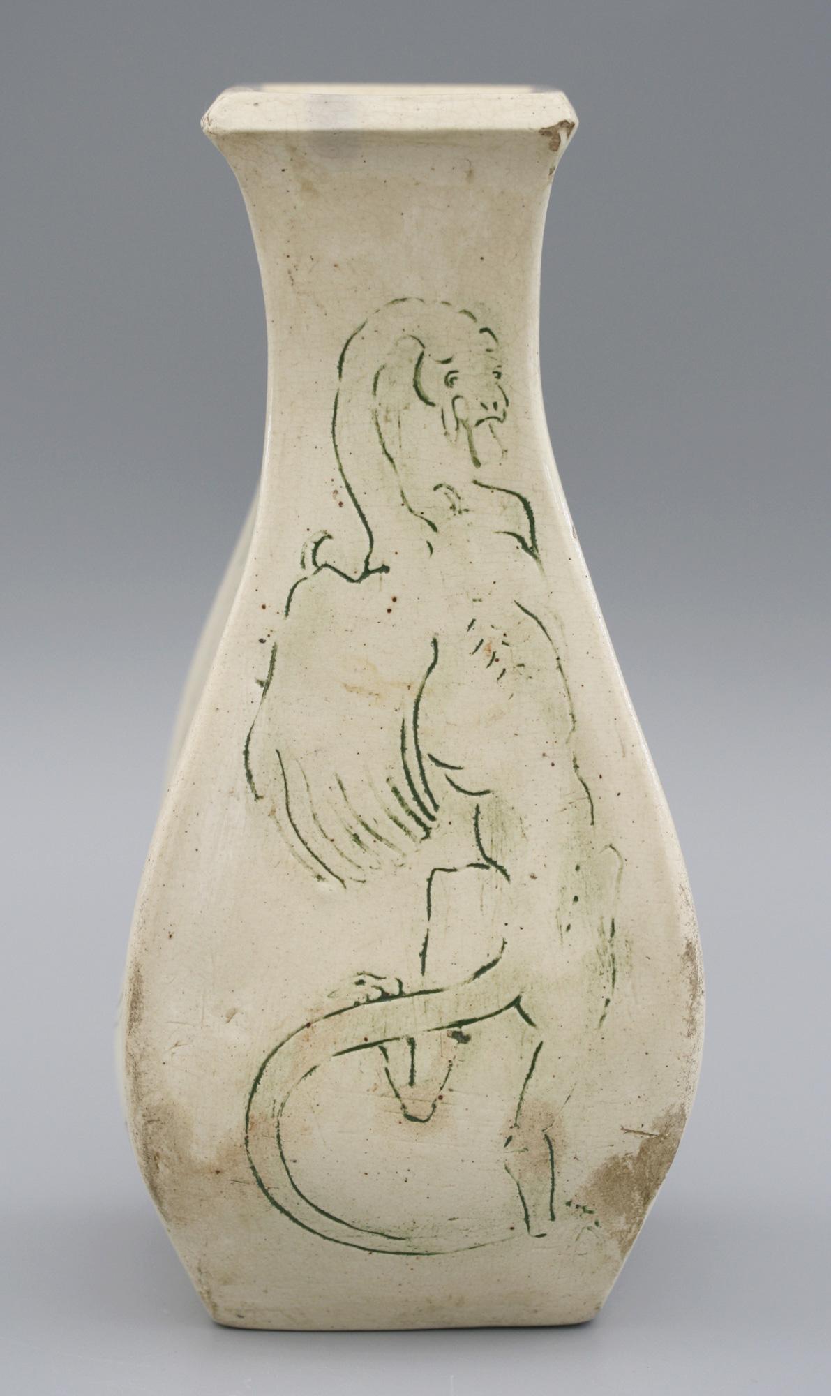 A G Sangwell Martin Brothers Pottery Grotesque Dragons Tribute Art Pottery Vase in vendita 7