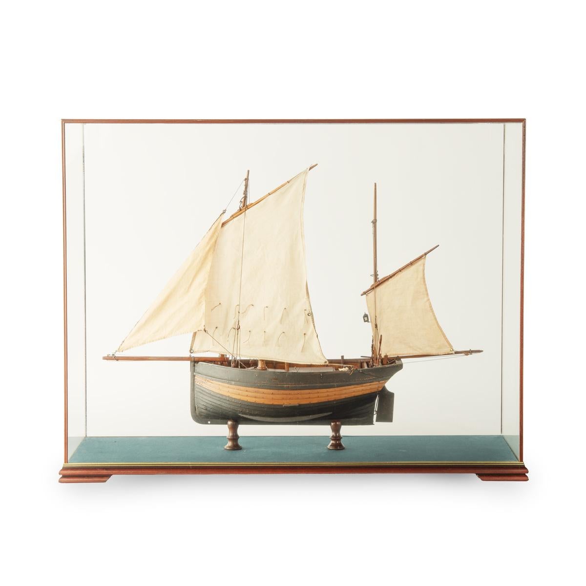 Este modelo a escala de un lugre Hastings es muy similar al descrito en E.W. libro de White como típico de este tipo de barco pesquero. Tiene una manga extremadamente ancha, orza, popa de laúd y dos mástiles escalonados en tabernáculos para