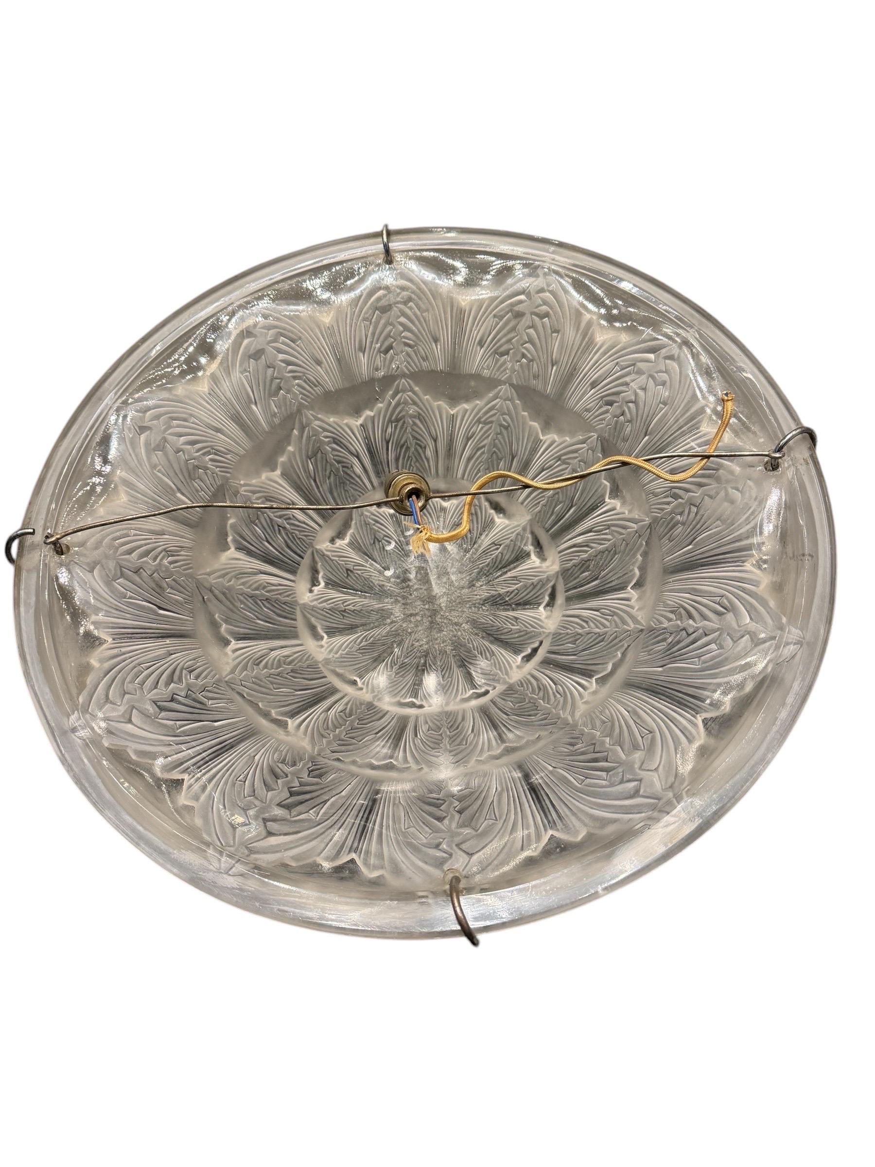 Der Gaillon-Kronleuchter wurde 1927 in
weißes Glas von R. Lalique.

Das Glas ist mit Acanthes-Blättern verziert.

Dieses Exemplar ist in ausgezeichnetem Zustand und in handgeschriebenen Buchstaben signiert.

Der Strom wurde ebenso erneuert wie die