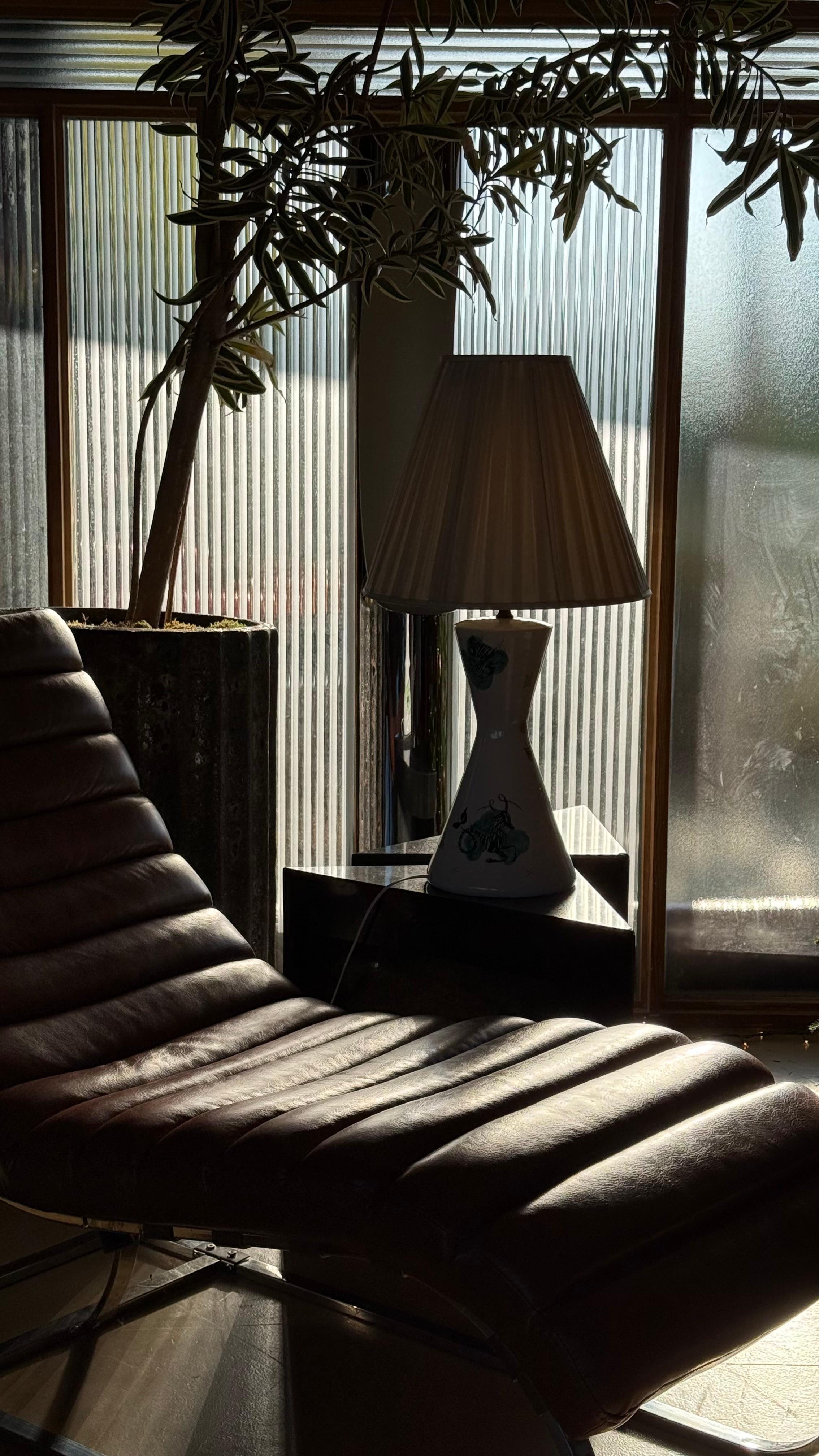 Lámpara Zodiac de cerámica pintada a mano de la época Gambone, hacia 1960 en Bueno estado para la venta en View Park, CA