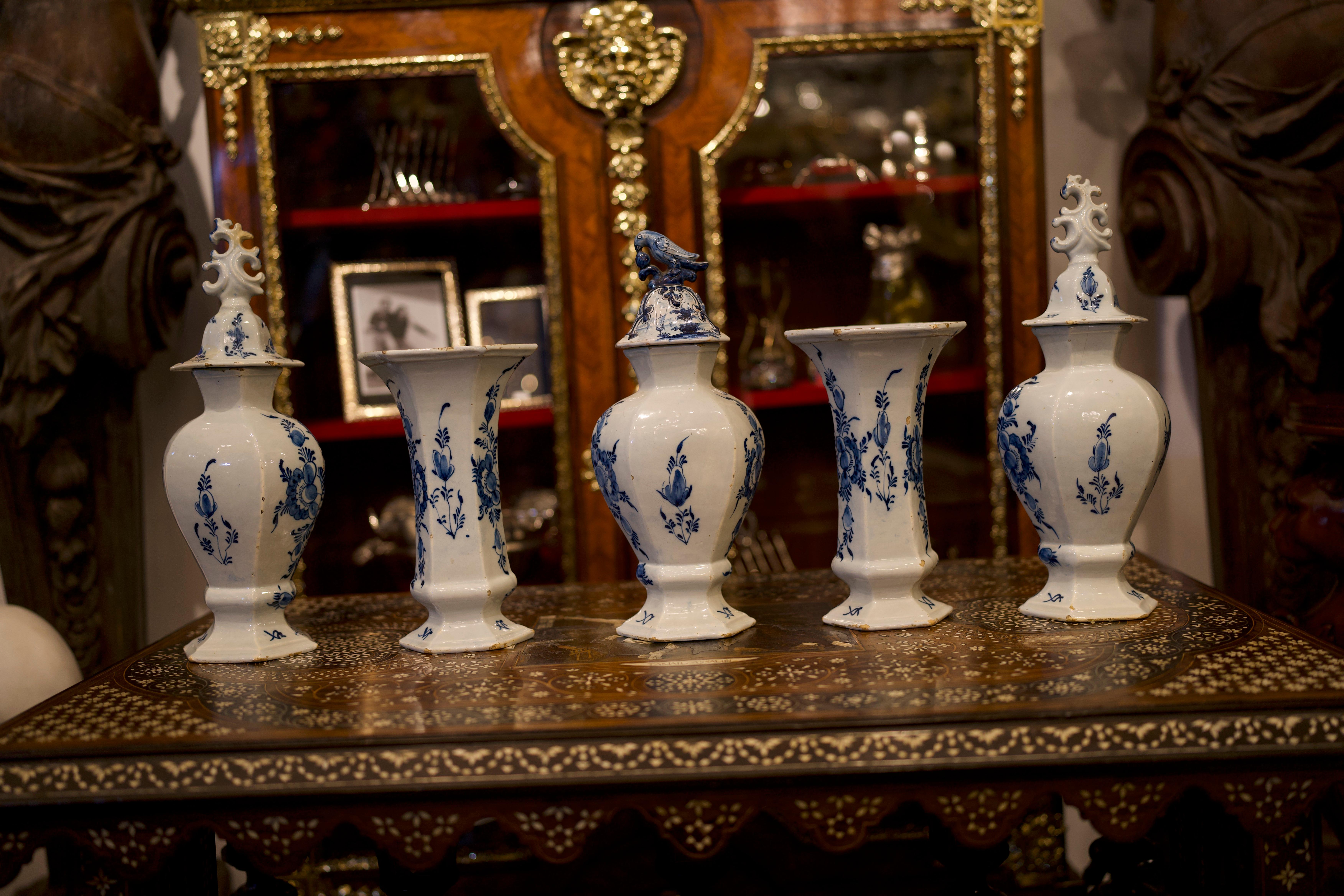 A Garniture Of Mid 18th Century Dutch Delft Blue And White Vases In Excellent Condition For Sale In Southall, GB