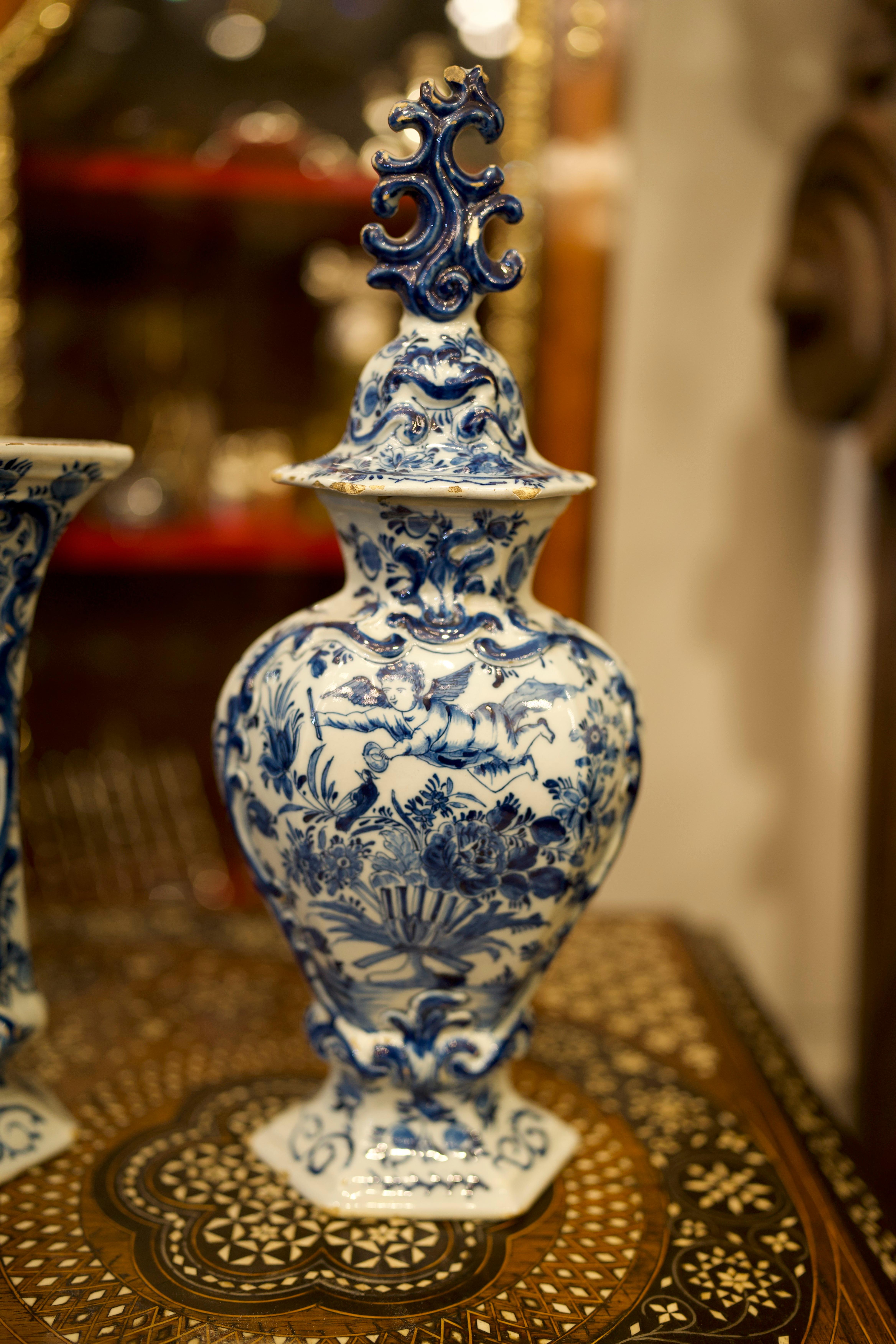 Eine Garnitur niederländischer blauer und weißer Delft-Vasen aus der Mitte des 18. (18. Jahrhundert) im Angebot