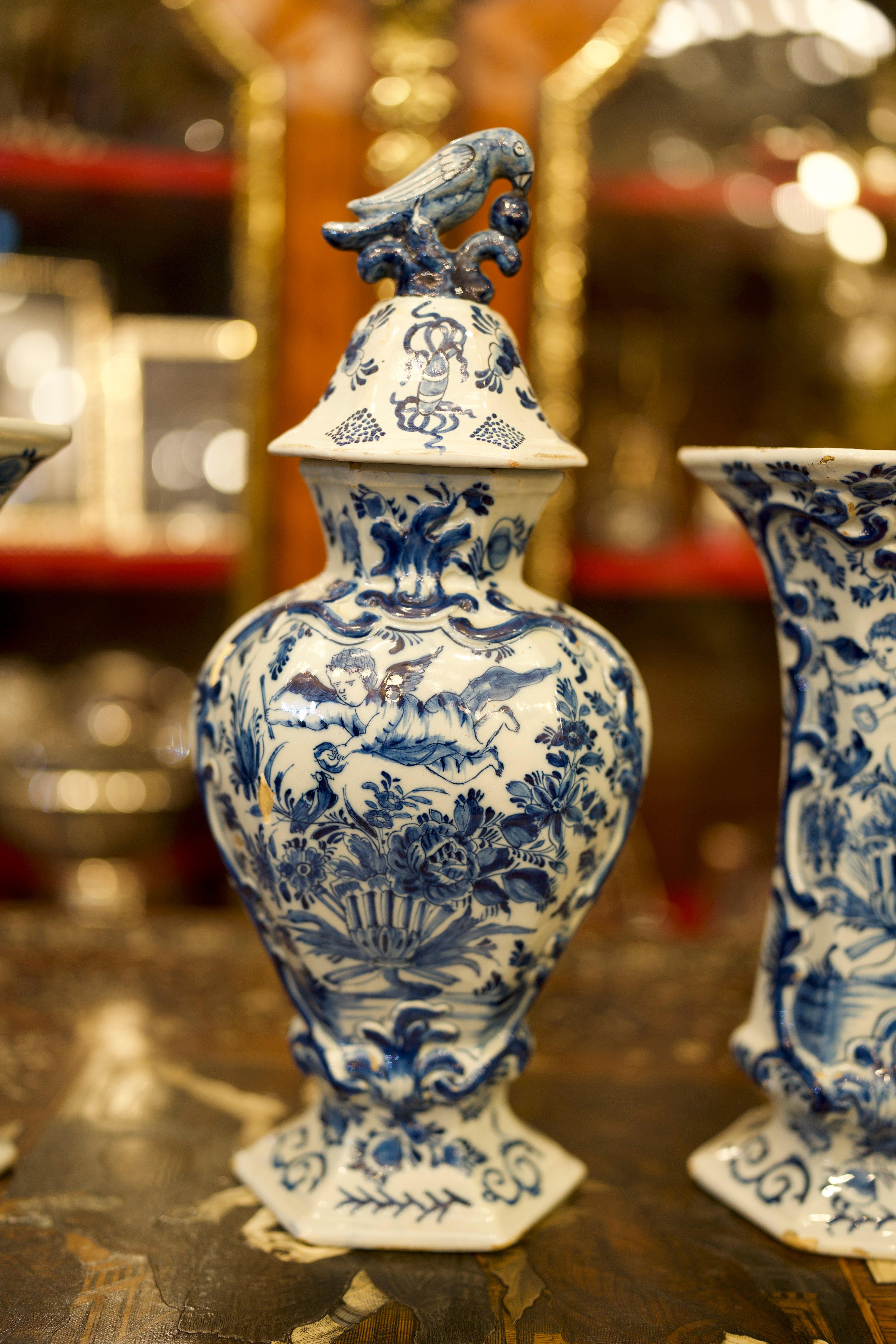 Eine Garnitur holländischer Delfter Vasen in Blau und Weiß aus der Mitte des 18. (Porzellan) im Angebot