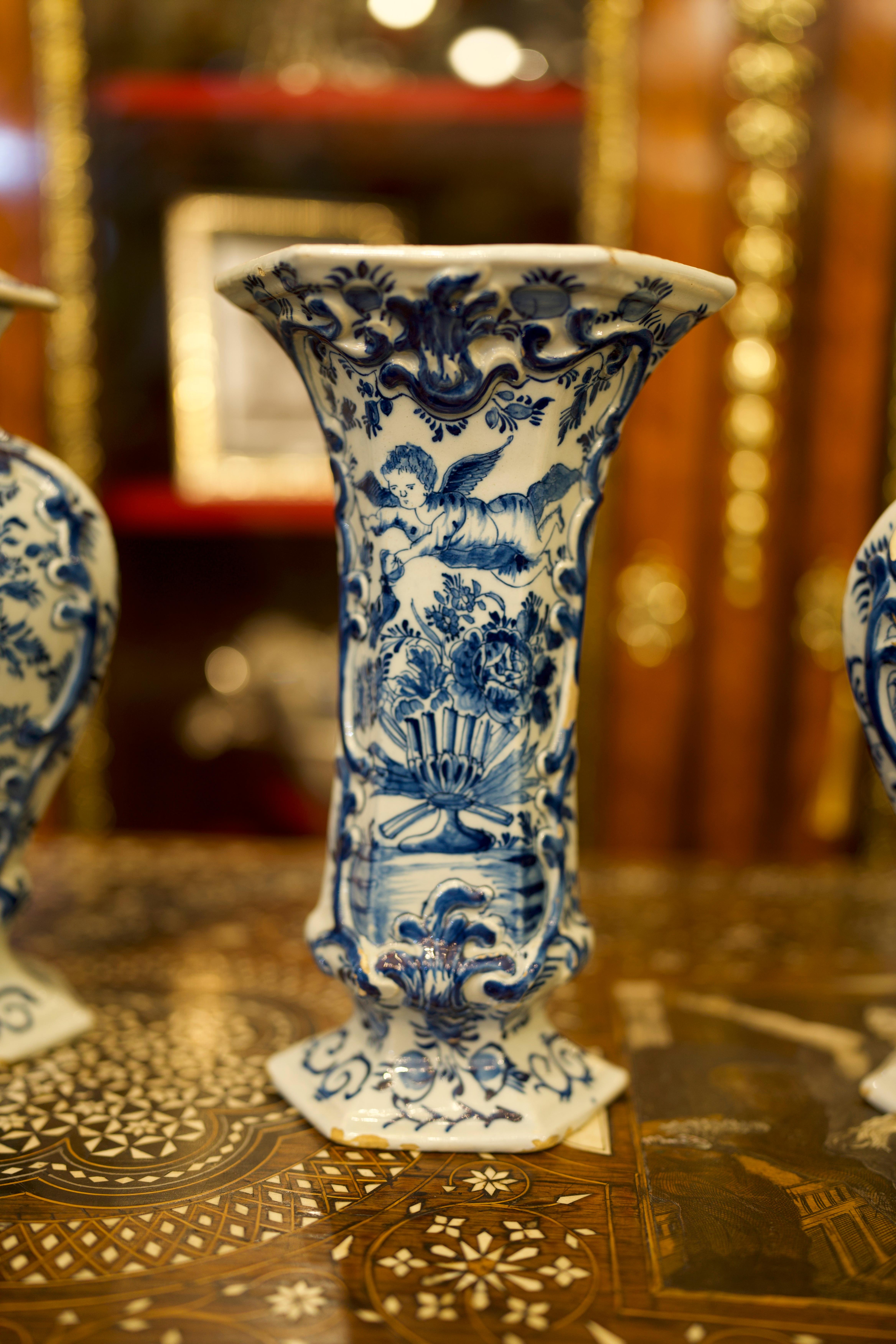 Eine Garnitur holländischer Delfter Vasen in Blau und Weiß aus der Mitte des 18. im Angebot 1