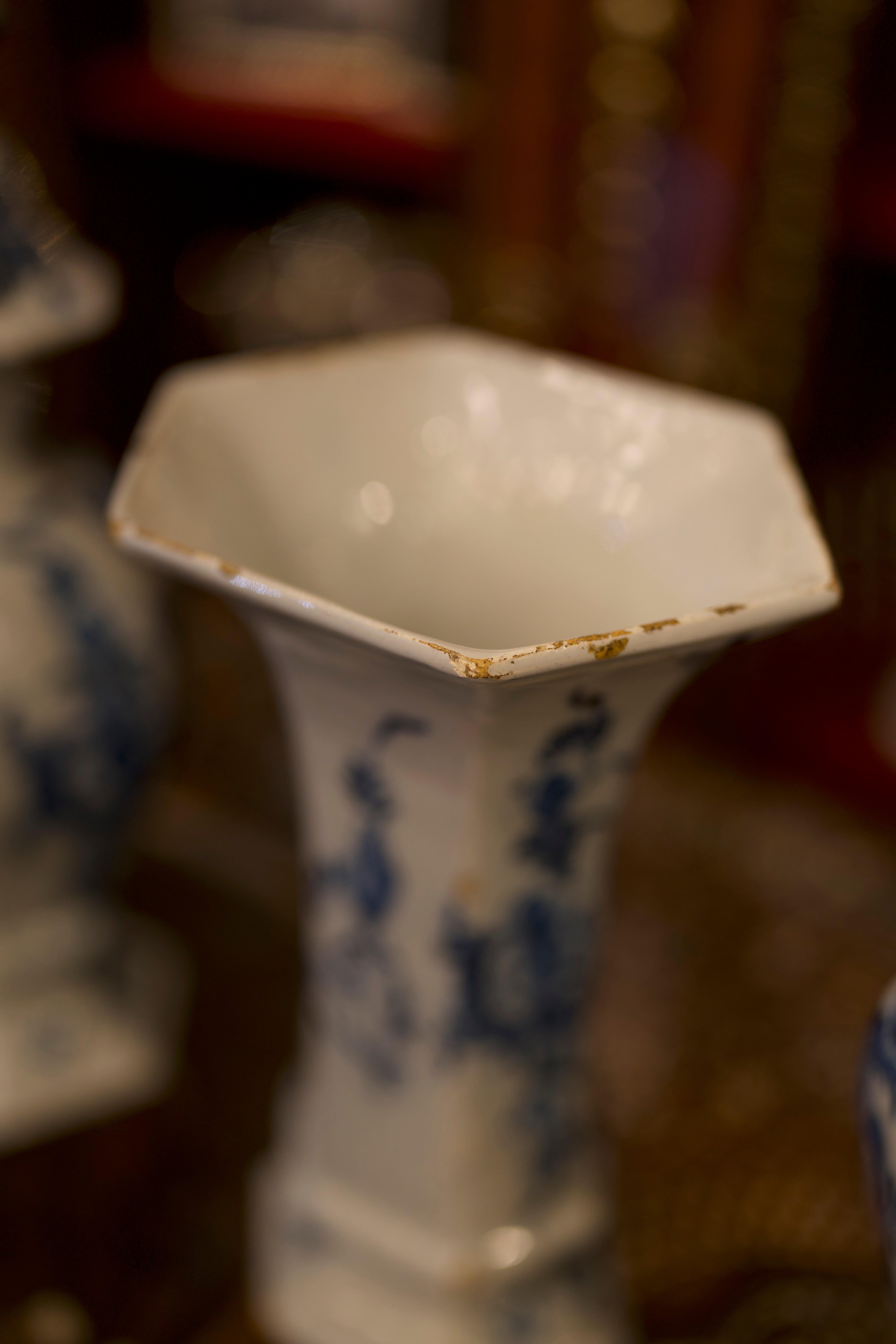 Eine Garnitur holländischer Delfter Vasen in Blau und Weiß aus der Mitte des 18. im Angebot 3