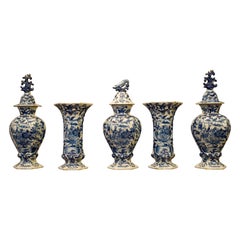 Una collezione di vasi Delft olandesi bianchi e blu della metà del XVIII secolo