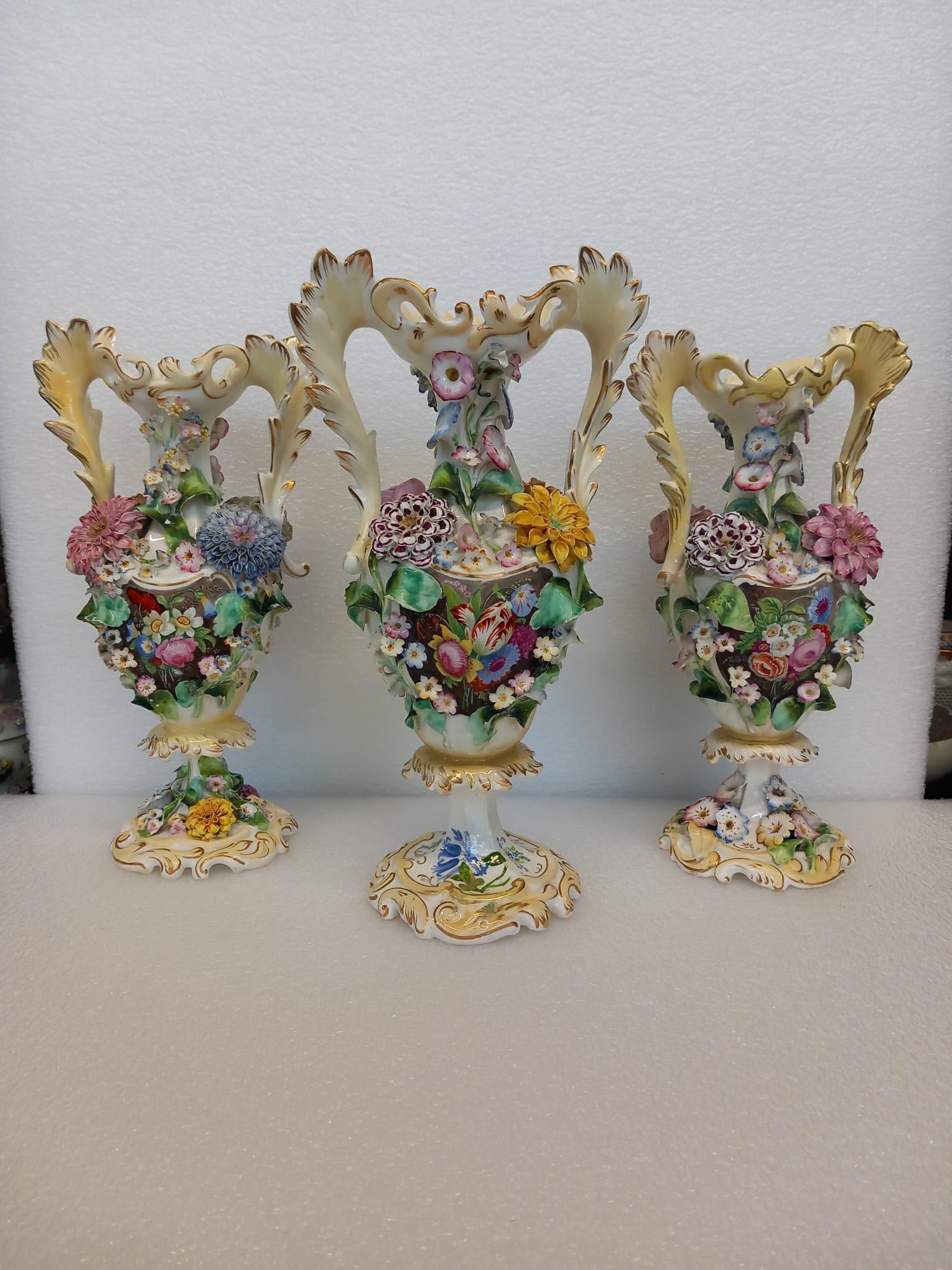 A garniture of three antique English porcelain vases, heavily decorated  In Excellent Condition For Sale In London, GB