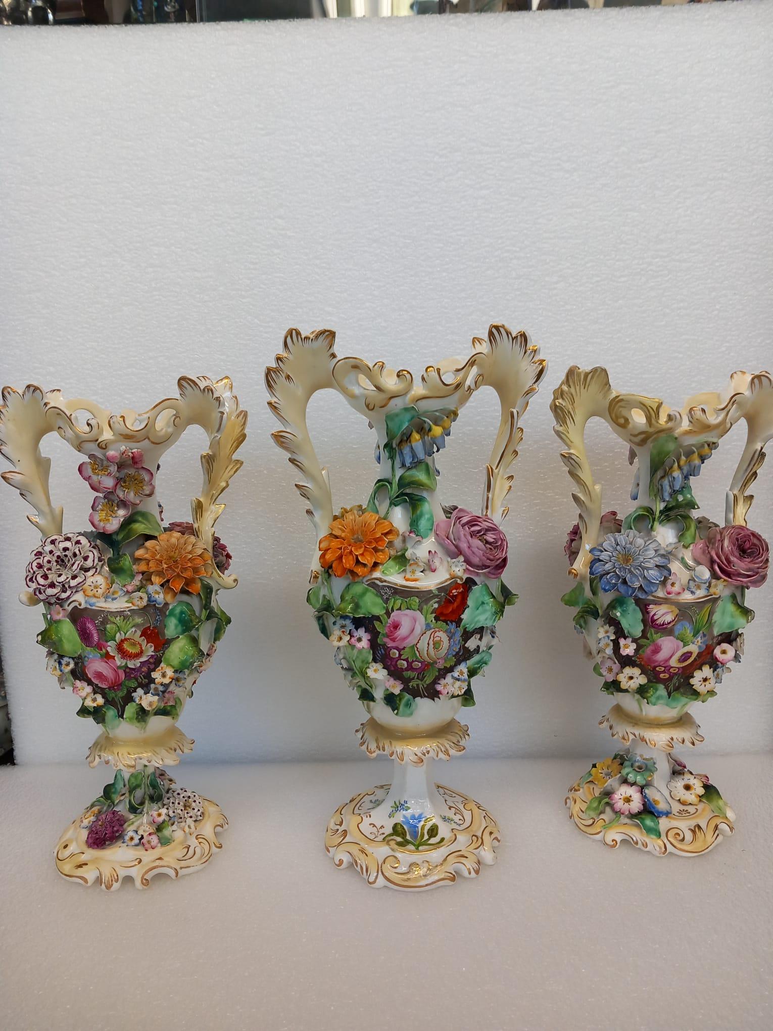 A garniture of three antique English porcelain vases, heavily decorated  For Sale 1