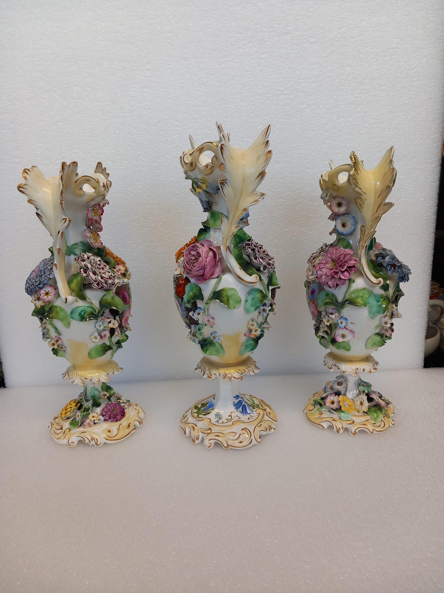 A garniture of three antique English porcelain vases, heavily decorated  For Sale 2