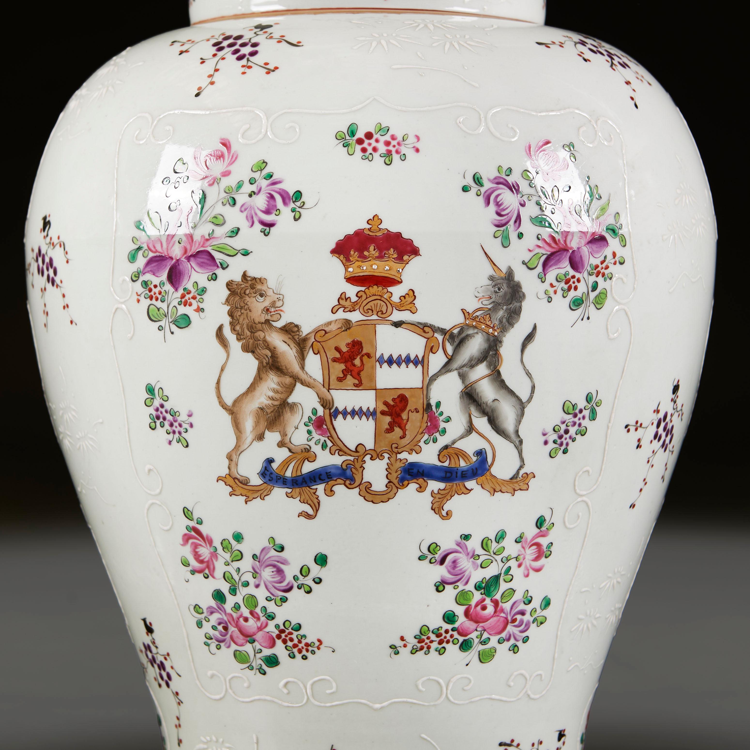 A Garniture of Three Samson Armorial Pots and Covers In Good Condition For Sale In London, GB