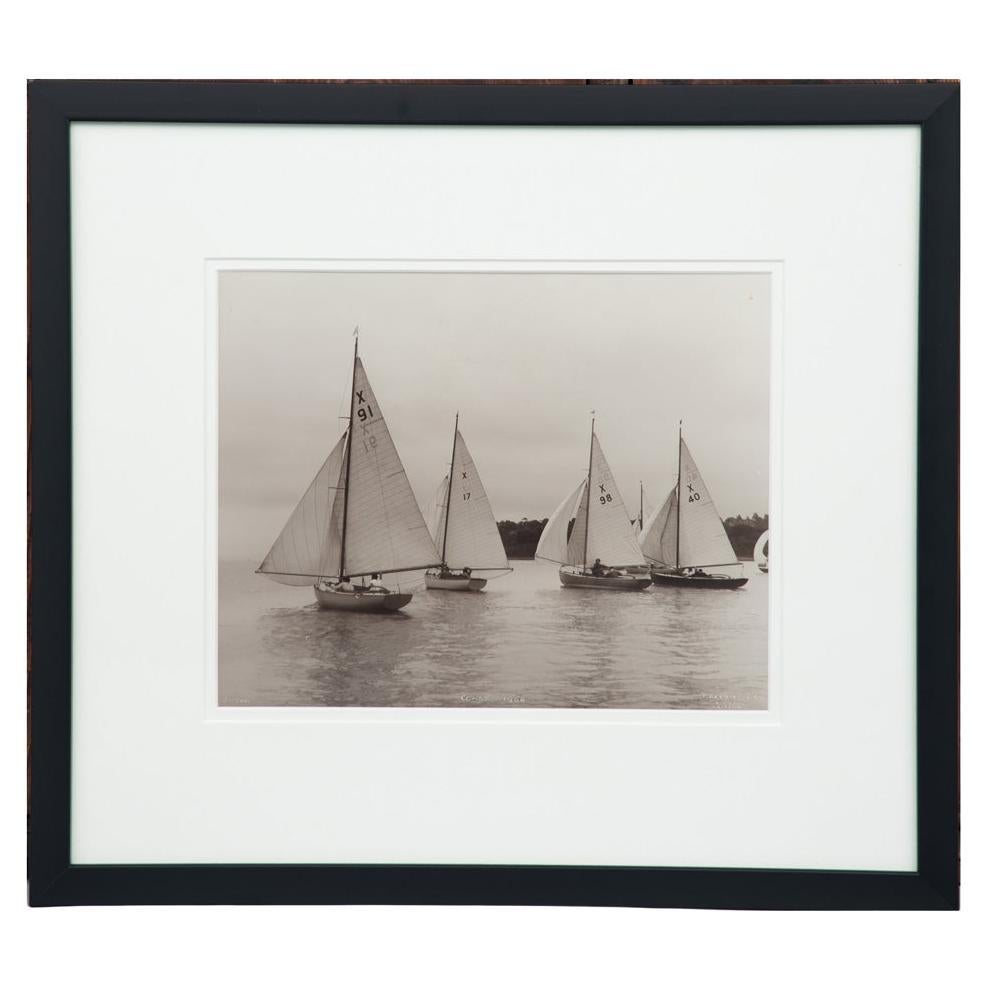 Gelatineabzug von Booten, die bei der Cowes-Regatta 1954 in leichter See segeln