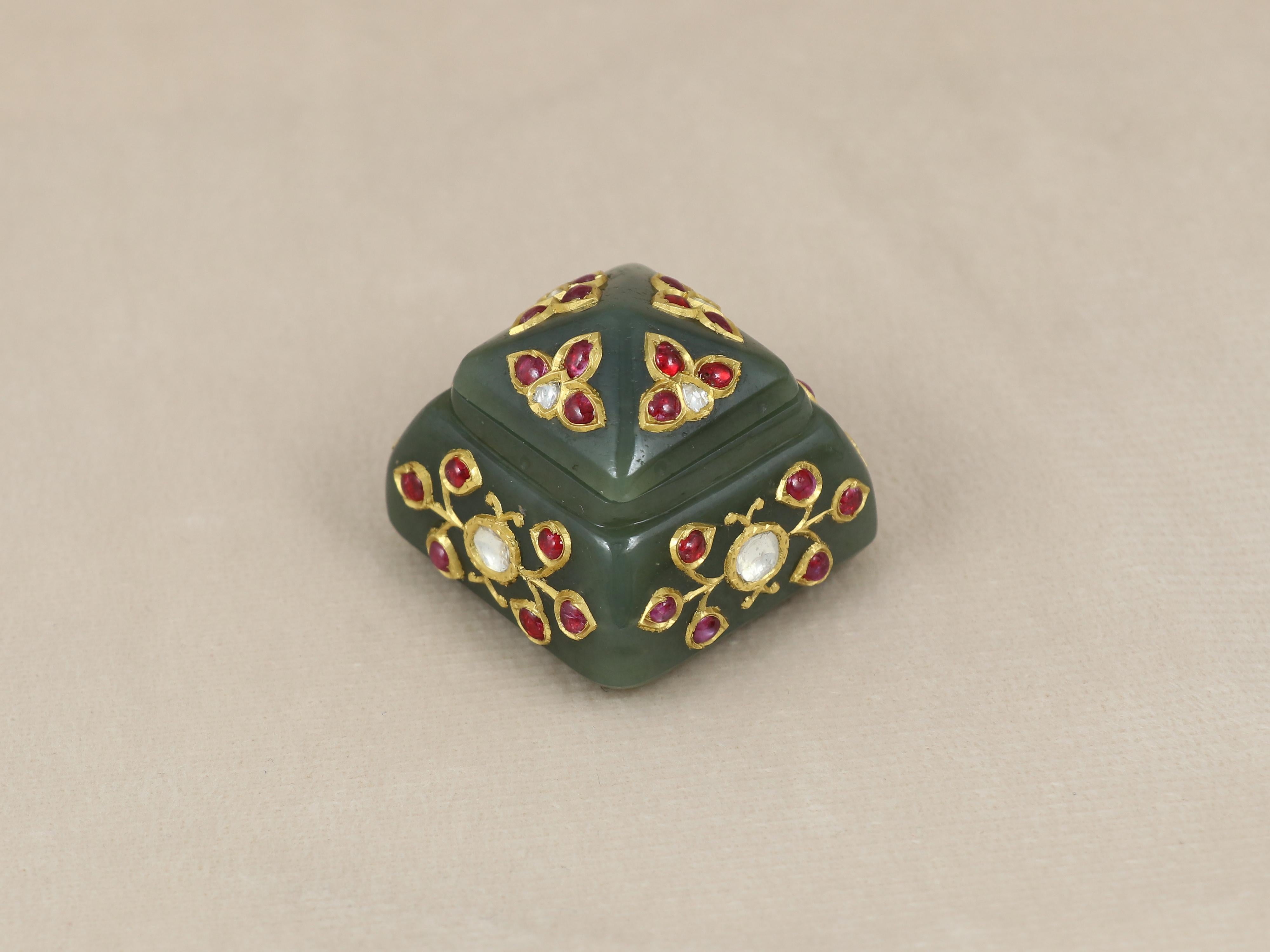 Une petite boîte en jade sertie de rubis, de diamants et d'or en forme de motifs floraux. Cette petite boîte est fabriquée à partir de jade de qualité supérieure. Cette nuance de jade néphrite provient du début de la période de Jehangir et s'accorde