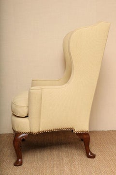 Sedia ad ala in Wood and Hogan in noce in stile Queen Anne con gambe intagliate e cuscino in piuma d'oca