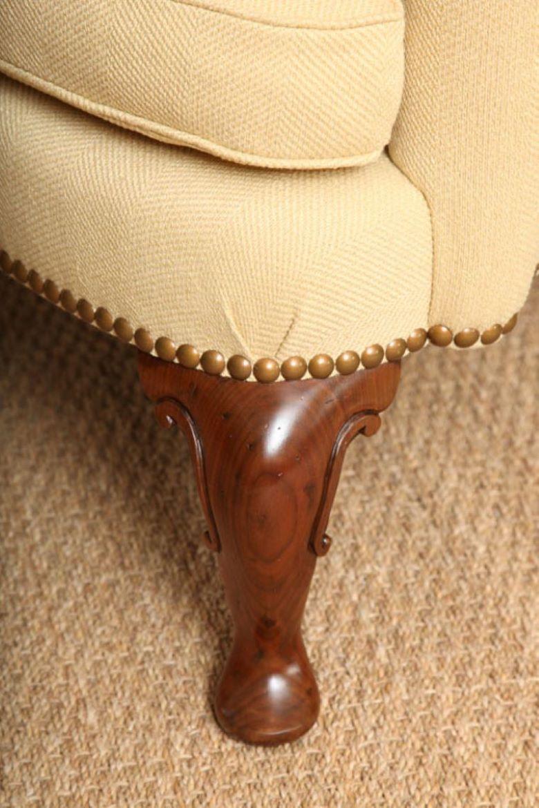 Ohrensessel aus Holz und Hogan-Walnussholz im Queen-Anne-Stil mit geschnitzten Beinen und Daunenkissen (Queen Anne) im Angebot