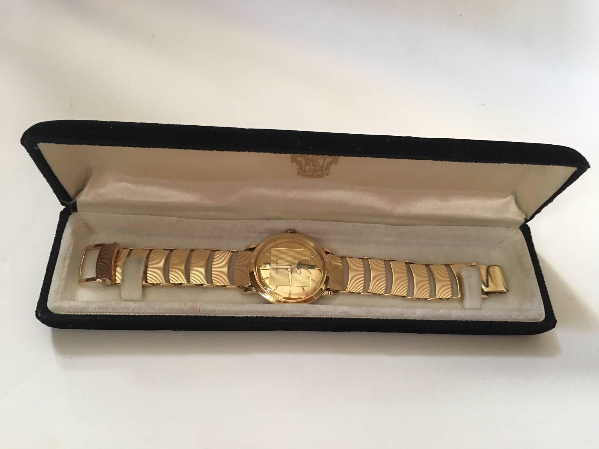 A gentleman's 1950's Movado, 14 karat yellow Gold automatic bracelet wristwatch  In Good Condition For Sale In Paris, FR