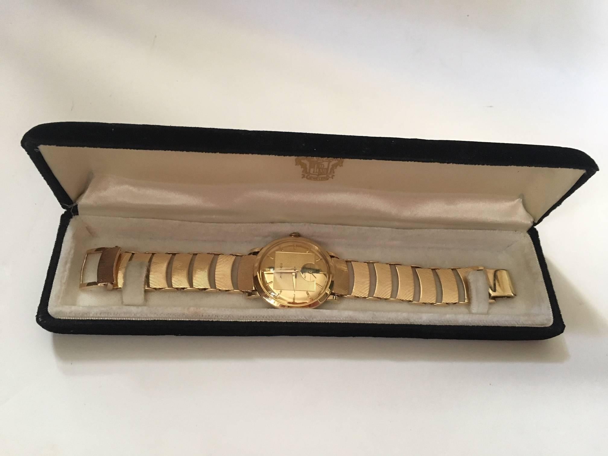 A gentleman's 1950's Movado, 14 karat yellow Gold automatic bracelet wristwatch In Good Condition For Sale In Paris, FR
