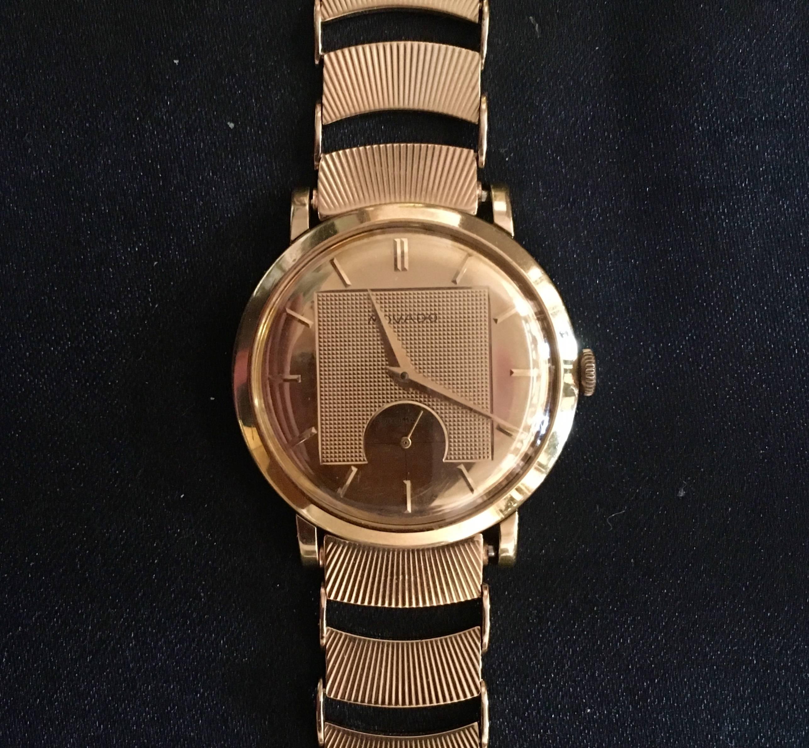 A gentleman's 1950's Movado, 14 karat yellow Gold automatic bracelet wristwatch  For Sale 1