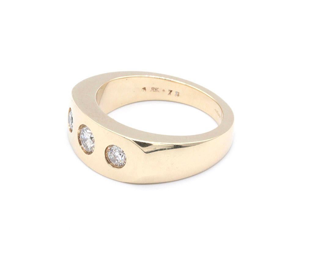 Bague chevalière pour homme en or jaune 9 carats et trois diamants, signée Hatton. La bande est sertie de trois diamants taille brillant. Poids total des diamants 0,75Ct.
Estampillé 9Kt et 0,75Ct   
Poinçon de Londres et poinçons