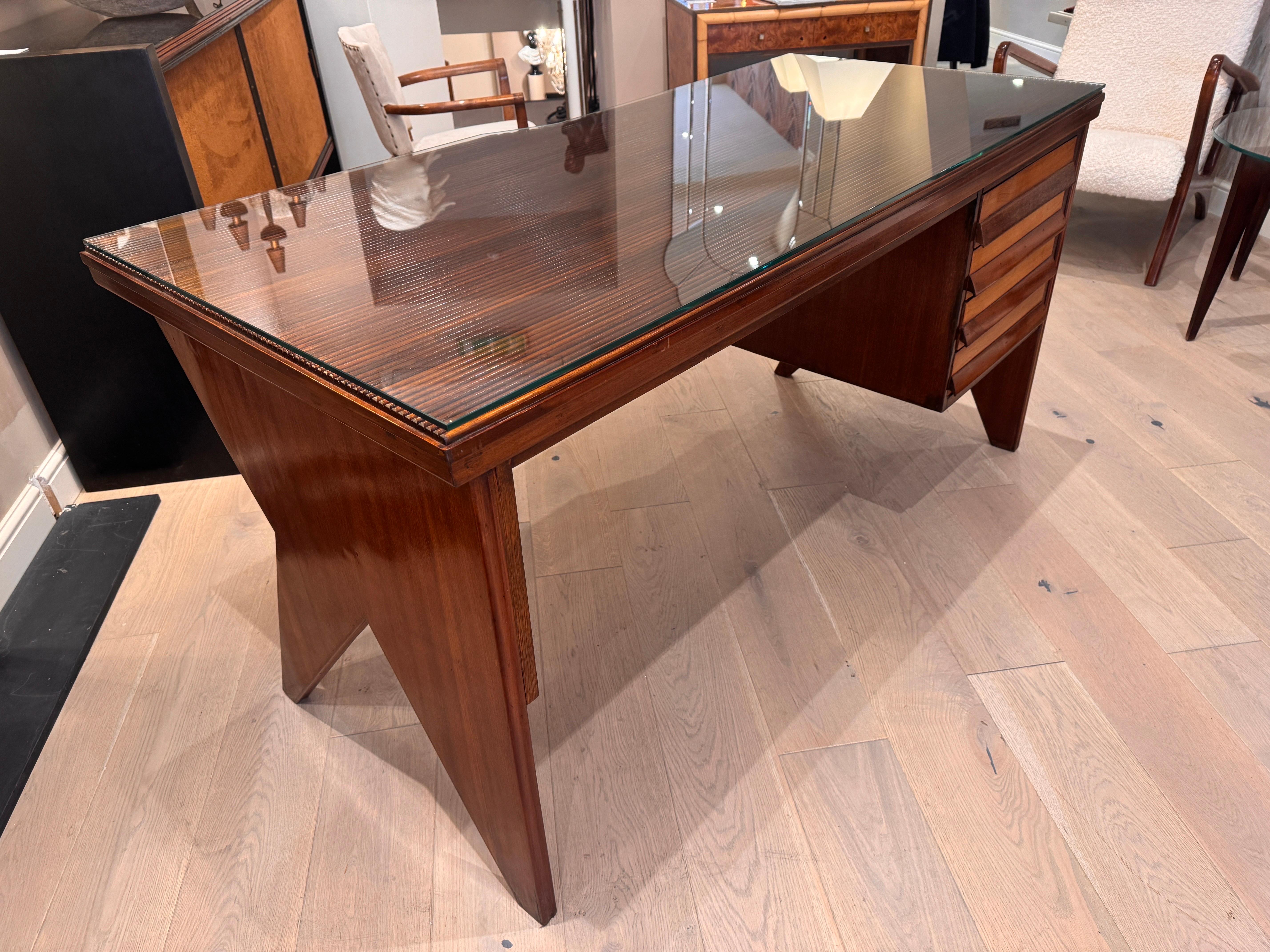 A geometric design four drawers writing desk attributed to Silvio Cavatorta In Good Condition For Sale In London, GB
