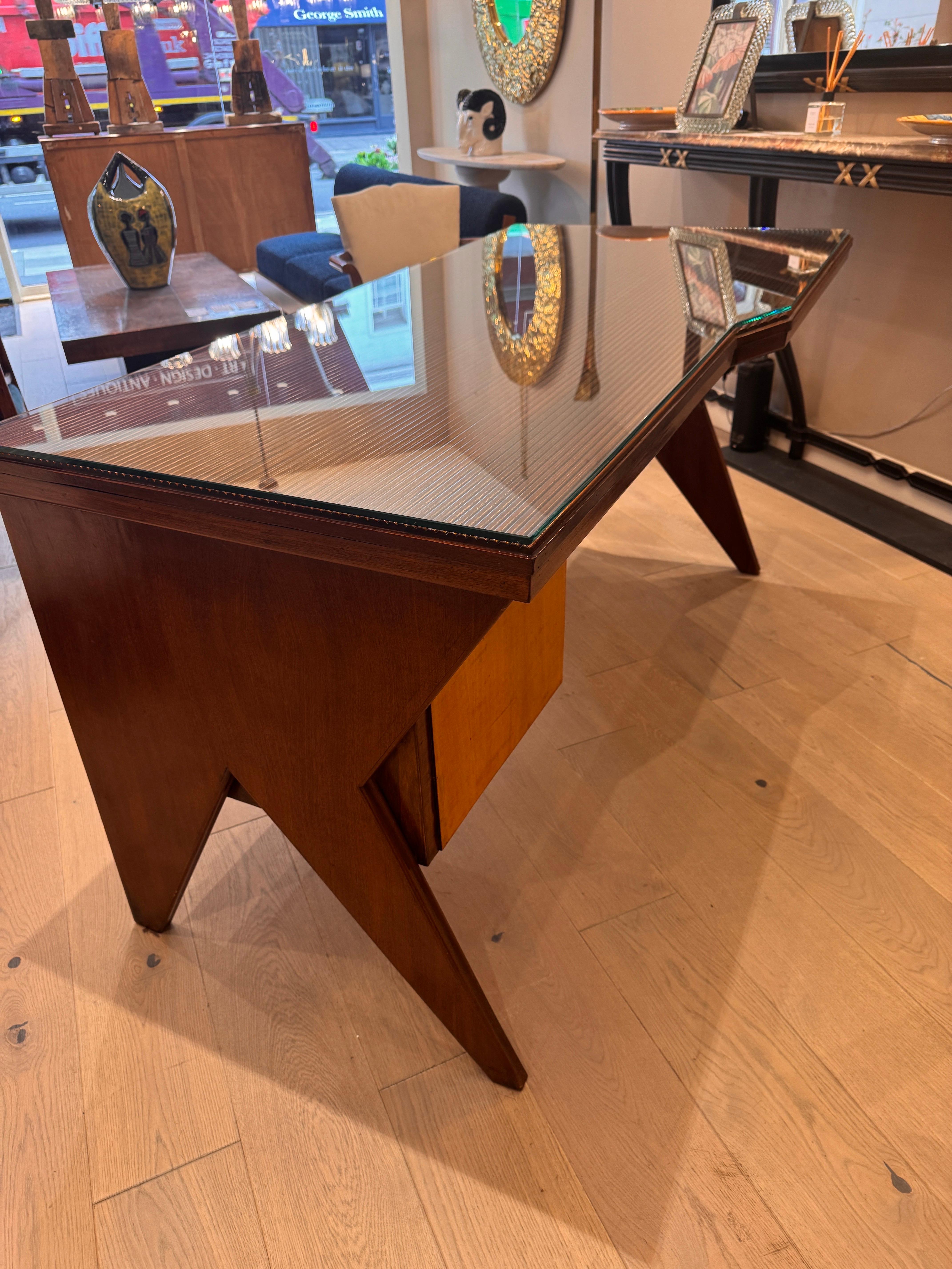 20th Century A geometric design four drawers writing desk attributed to Silvio Cavatorta For Sale