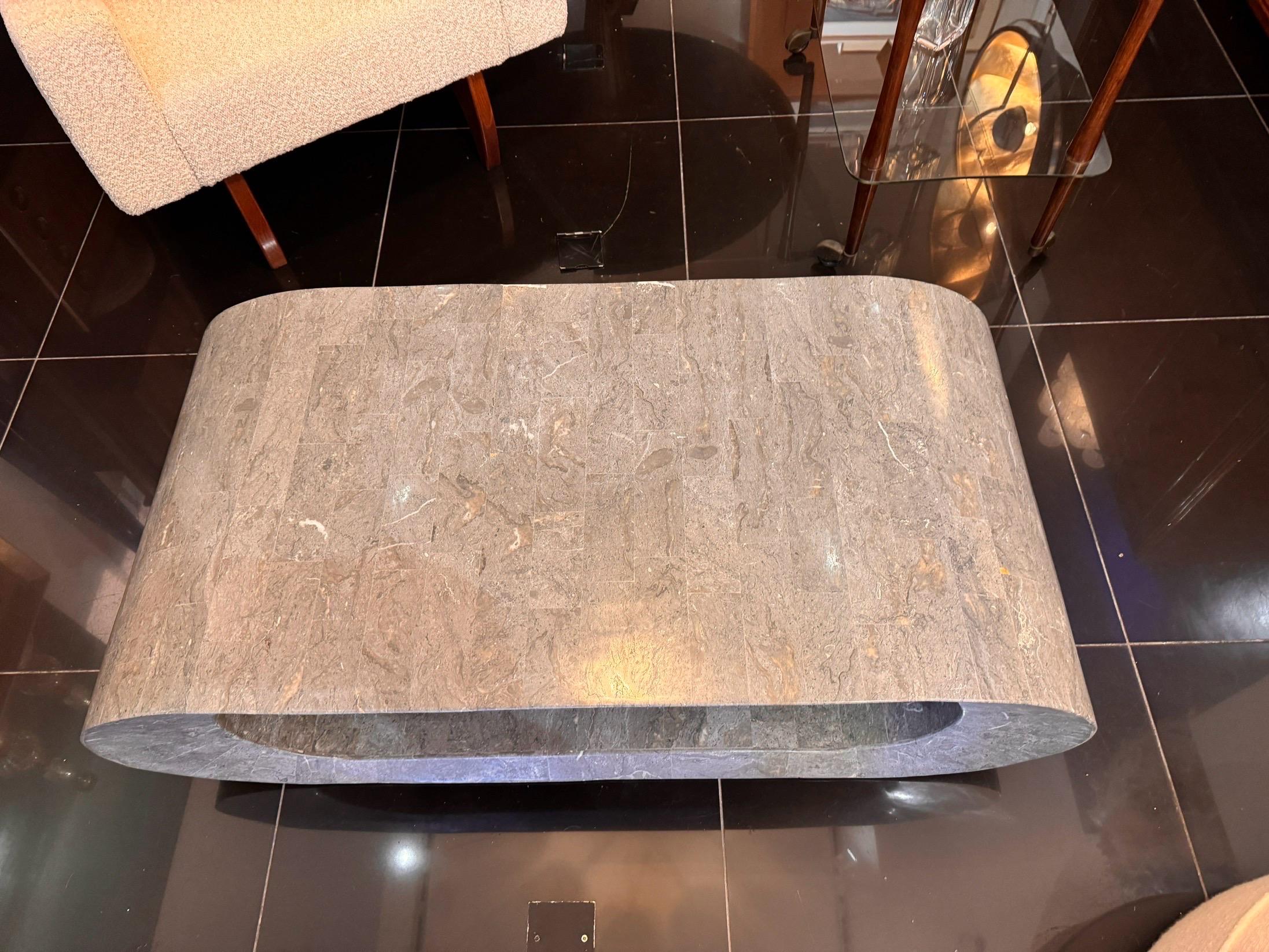 A geometric design tessellated grey marble coffee table In Good Condition For Sale In London, GB