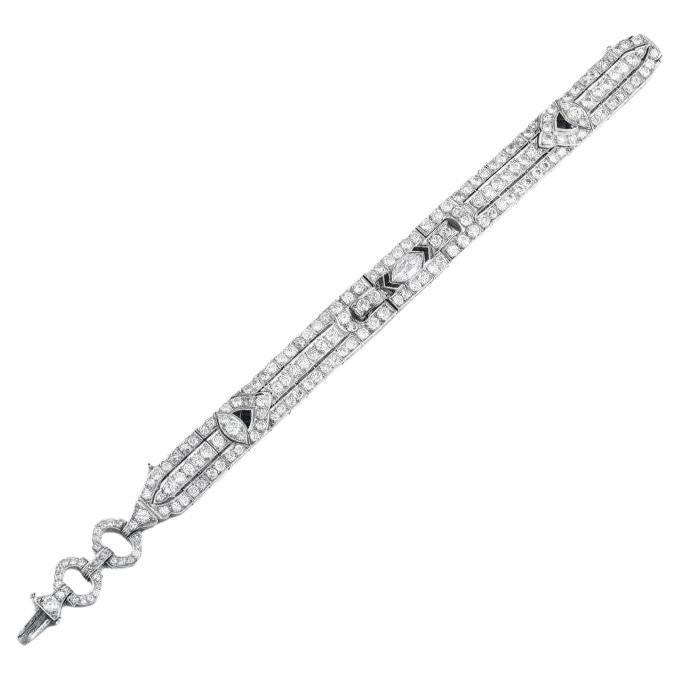 Un bracciale geometrico con zaffiri e diamanti incastonati in vendita