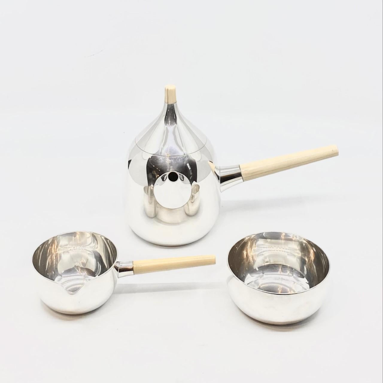 A Mid-Century sterling silver Georg Jensen coffee set with handles of ivory, design #1091 by Henning Koppel from 1961.

Additional information:
Material: Sterling silver
Styles: Modern
Hallmarks: Vintage Georg Jensen hallmarks from 1945-1977,