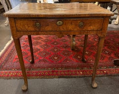 Table d'appoint George I en ronce de noyer, début du XVIIIe siècle