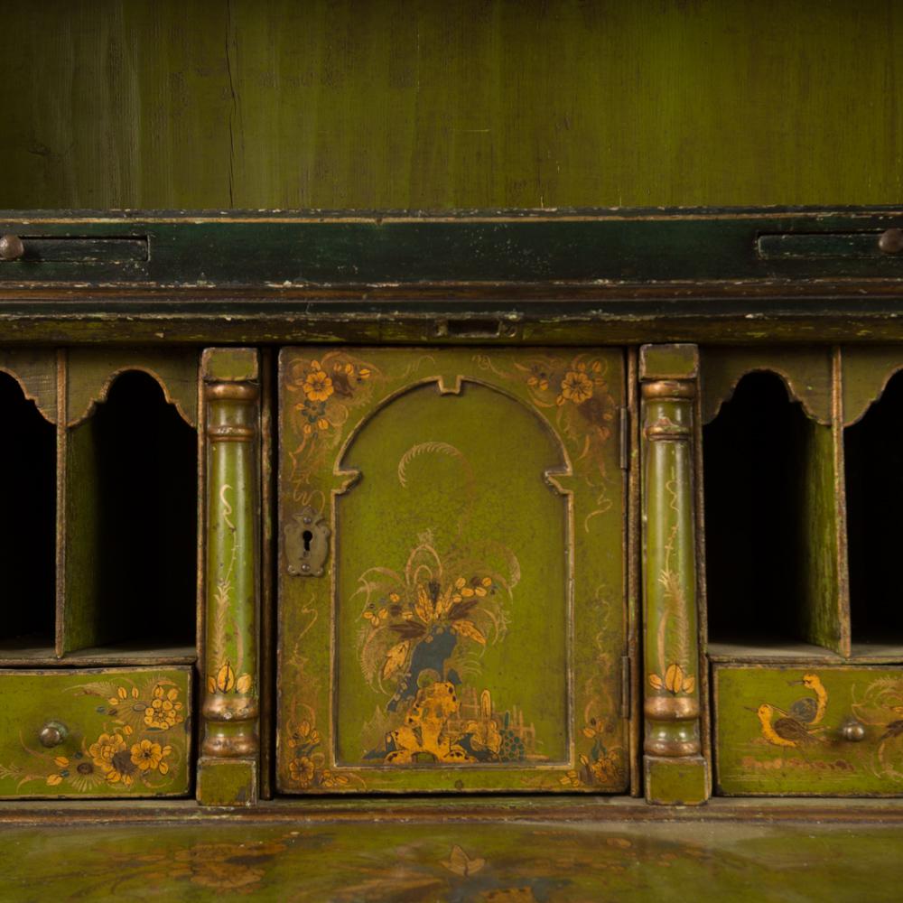 George I Green Japaned and Parcel Gilt Lacquer Bureau, eighteenth century.  For Sale 4