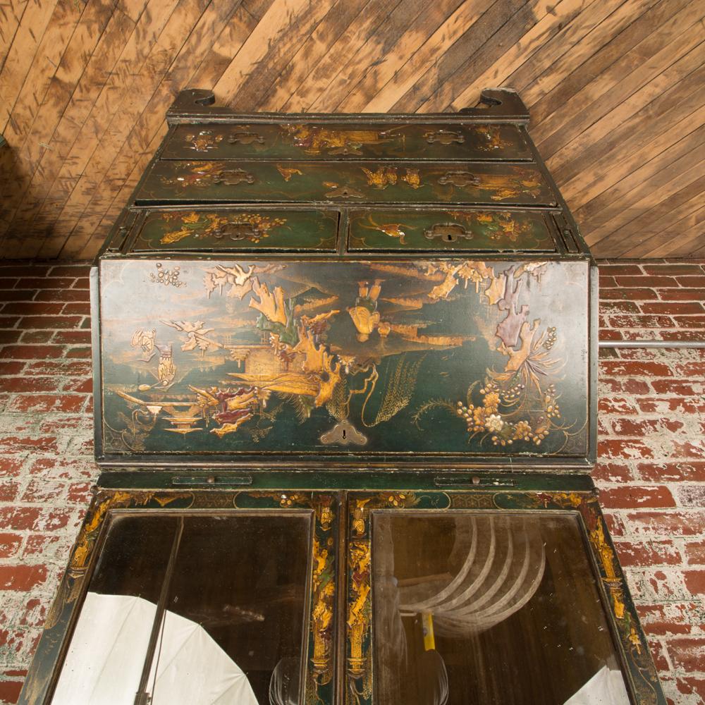 George I Green Japaned and Parcel Gilt Lacquer Bureau, eighteenth century.  In Good Condition For Sale In Philadelphia, PA