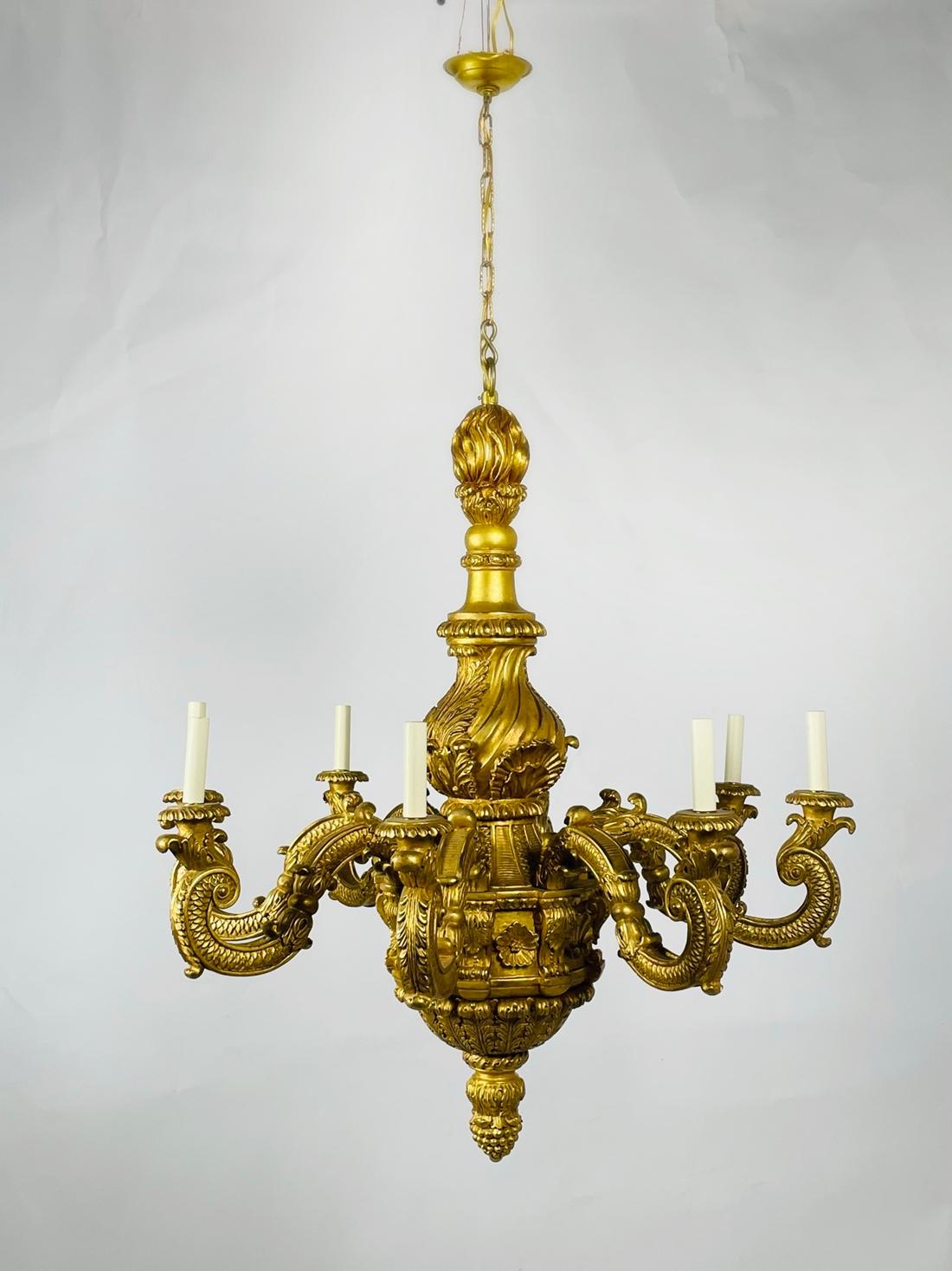 Der geschnitzte Goldholz-Kronleuchter im George-I-Stil von Vaughan Design ist der Inbegriff von Luxus und Eleganz. 

Dieser atemberaubende Kronleuchter mit seinen kunstvollen Schnitzereien und der königlichen Krone ist ein wahres Schmuckstück für
