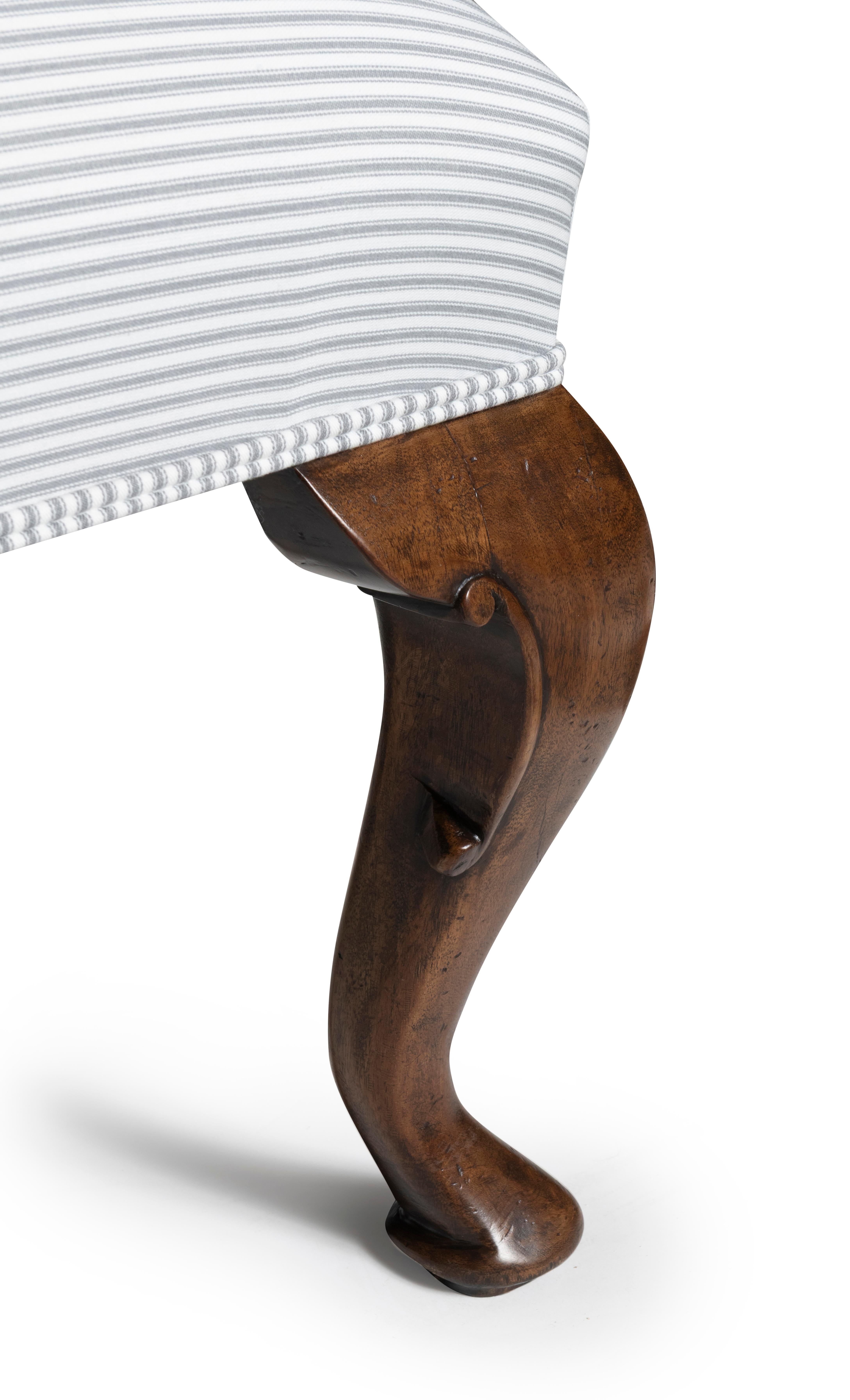 Ottomane de style I+I
Avec rembourrage en coutil et double passepoil.

Provenance : Collection privée australienne.

Dimensions :
Hauteur : 46 cm.
Largeur : 94 cm.
Profondeur : 79cm.