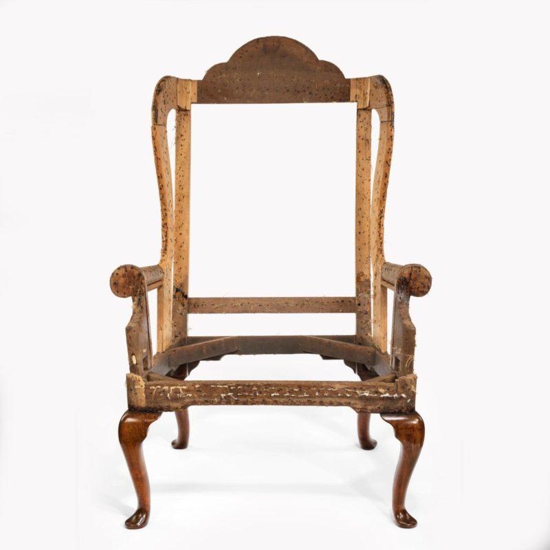 A George I walnut wing armchair of generous proportions In Good Condition For Sale In Lymington, Hampshire