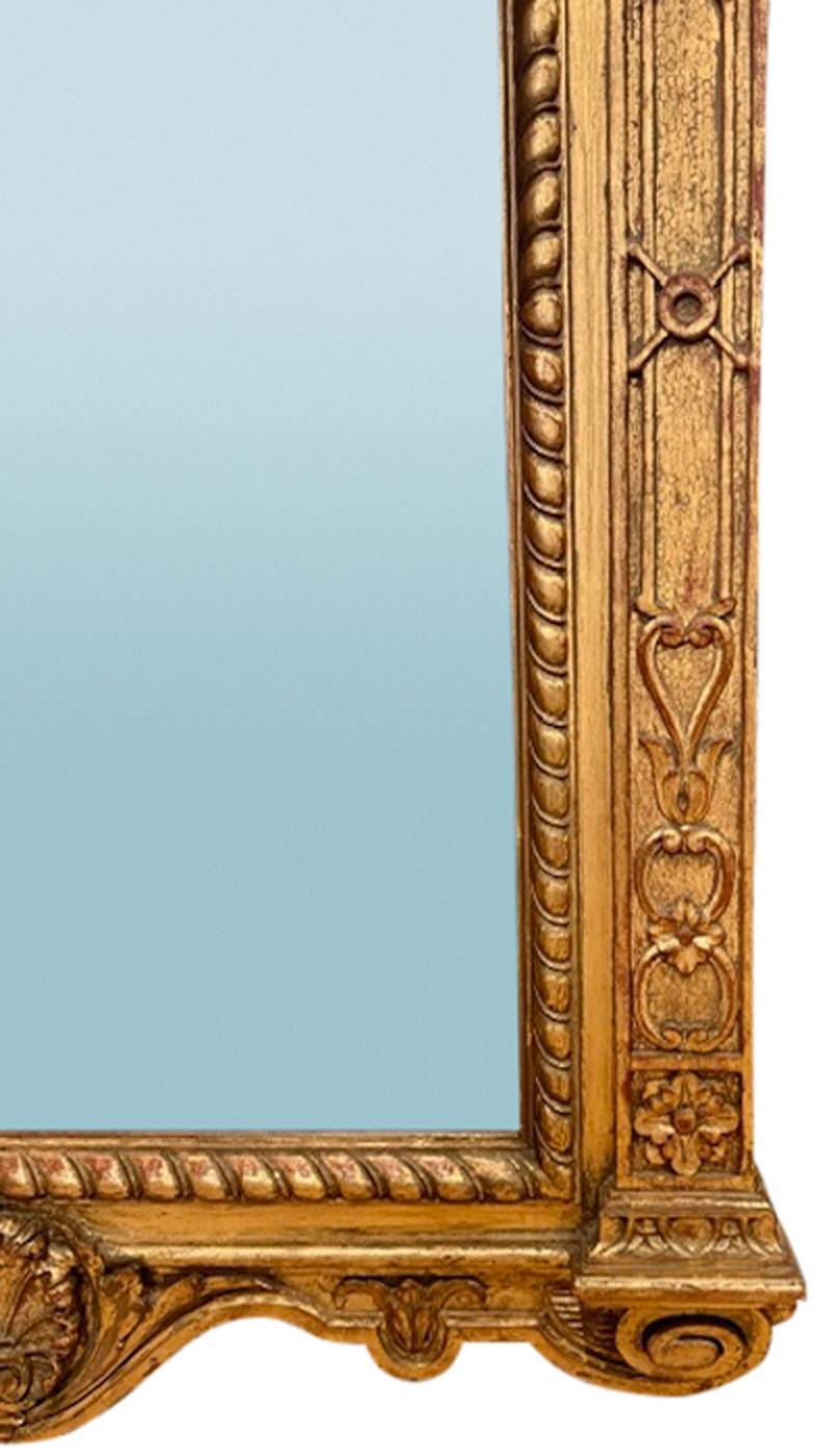 Espejo antiguo Jorge II tallado y dorado con arco quebrado con roleos  cuello de cisne  Tapa de frontón tallada con diseño de hojas de acanto. Dorado original. Los lados están tallados con un colgante con borlas y el fondo tallado con una concha,