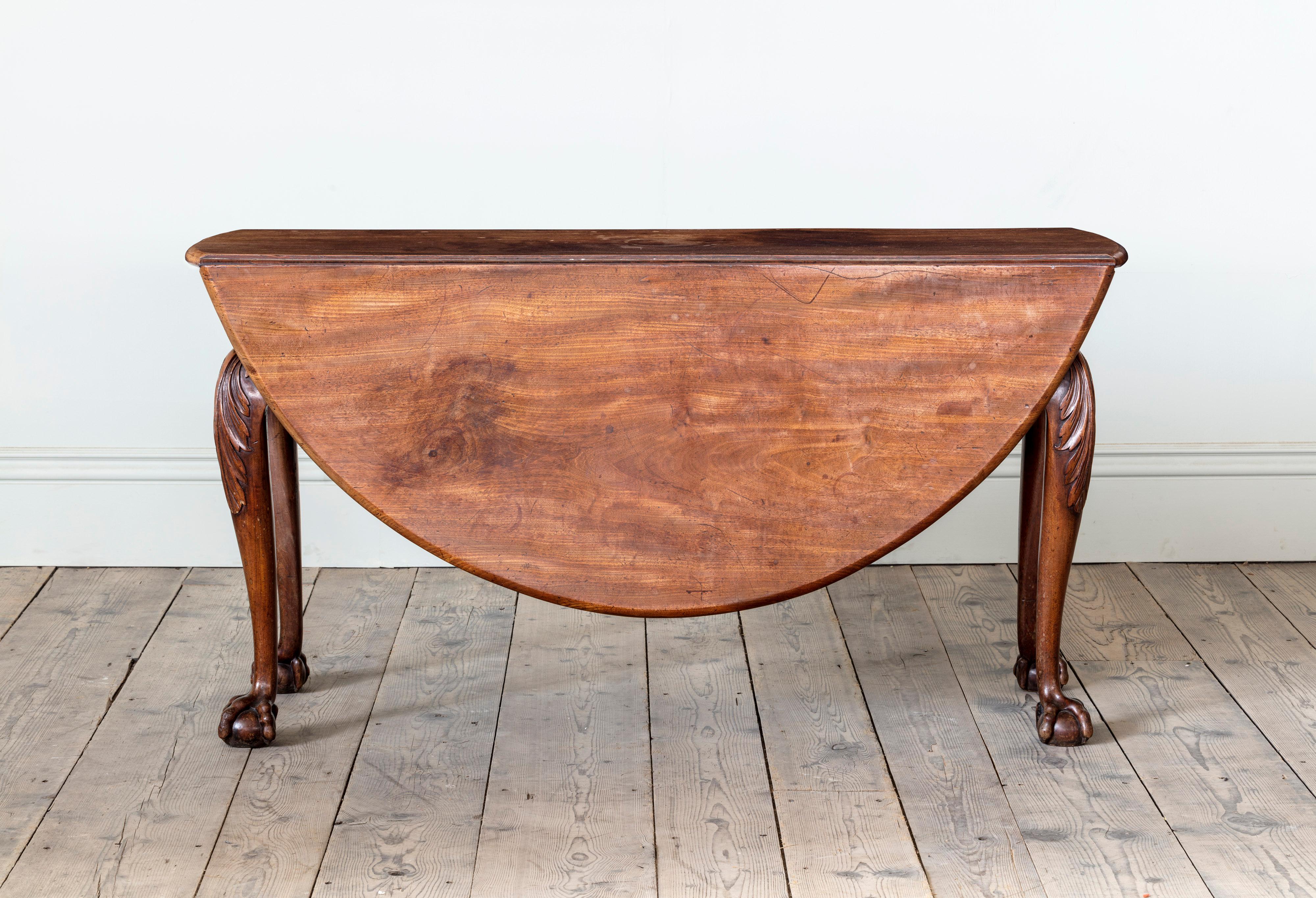 English A George II Carved Mahogany Oval Gateleg Drop Leaf Table For Sale