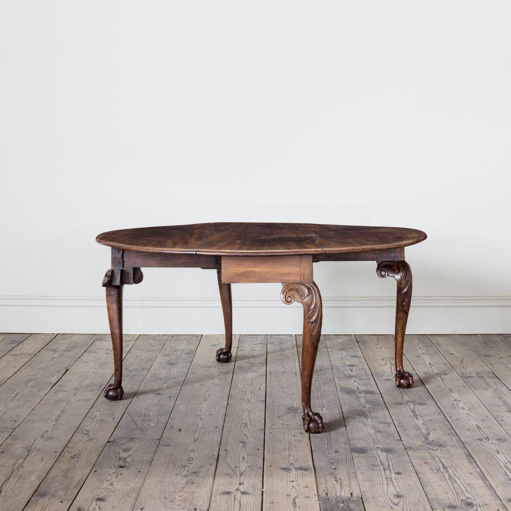 A George II Carved Mahogany Oval Gateleg Drop Leaf Table In Good Condition For Sale In London, GB