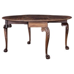 Ein geschnitzter Mahagoni-Tisch mit ovalem Torbogen und ausklappbarem Blatt, George II