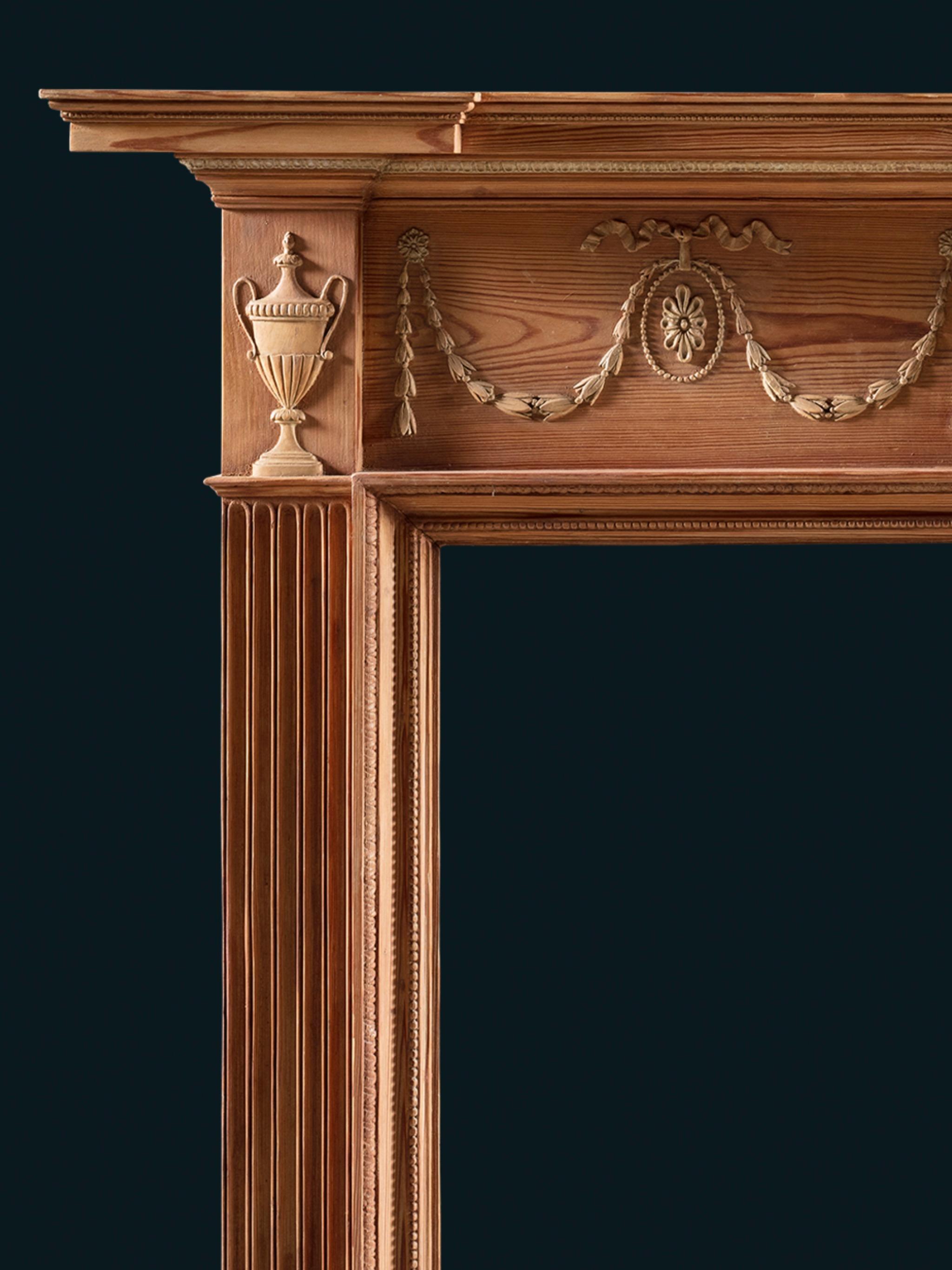 Anglais Cheminée George II en pin et tilleul sculpté en vente