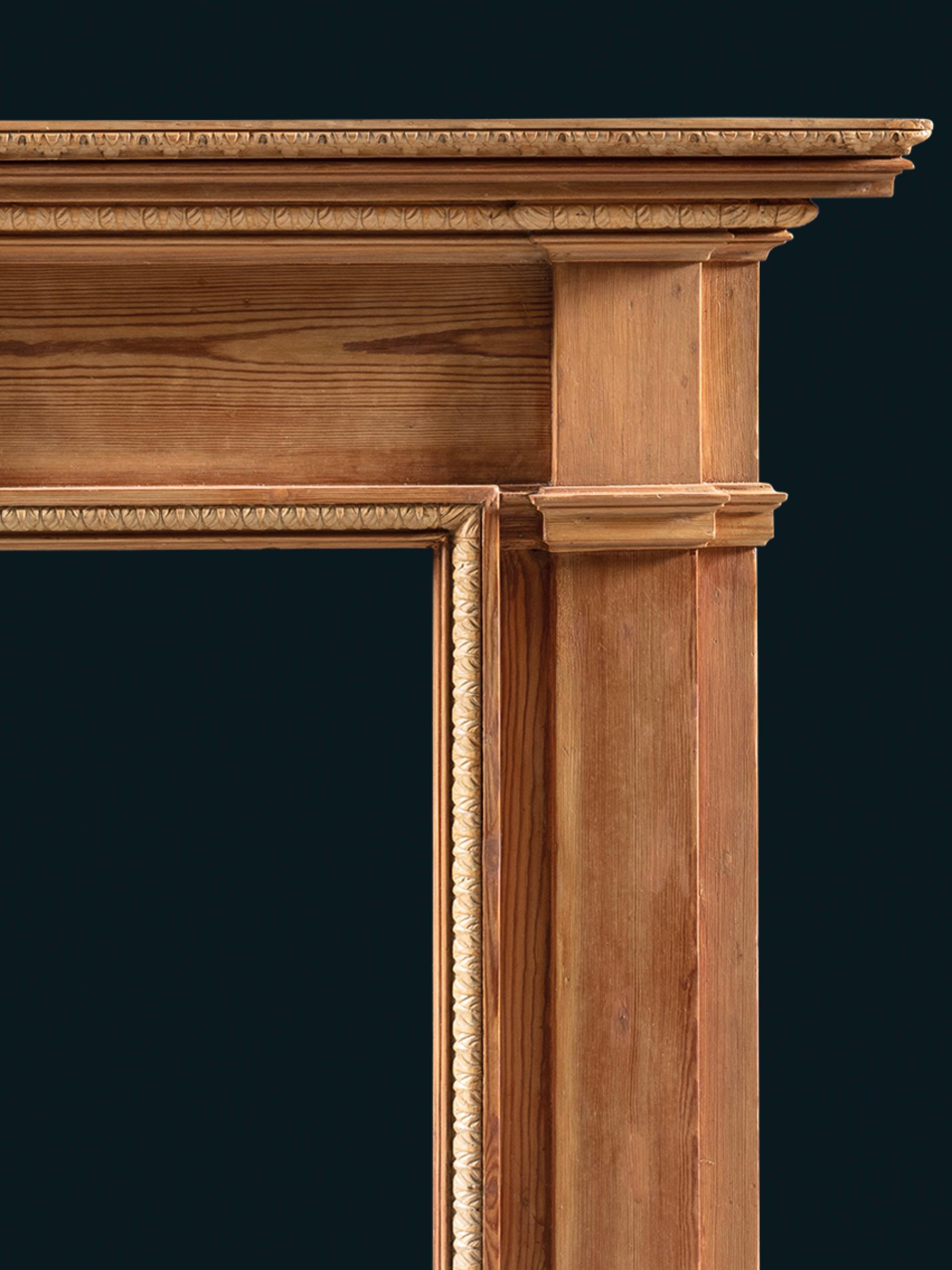 Sculpté à la main Cheminée George II en pin et tilleul sculpté en vente
