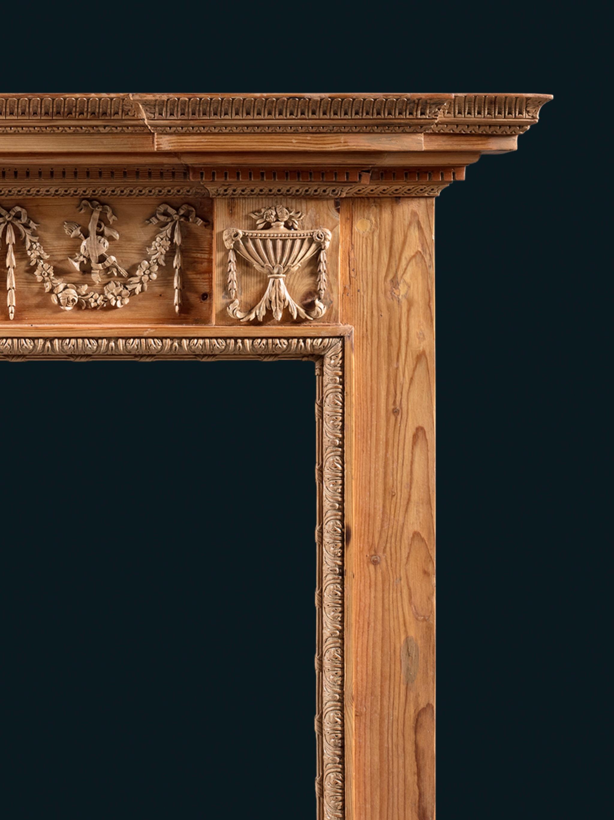Sculpté à la main Cheminée George II en pin et tilleul sculpté en vente