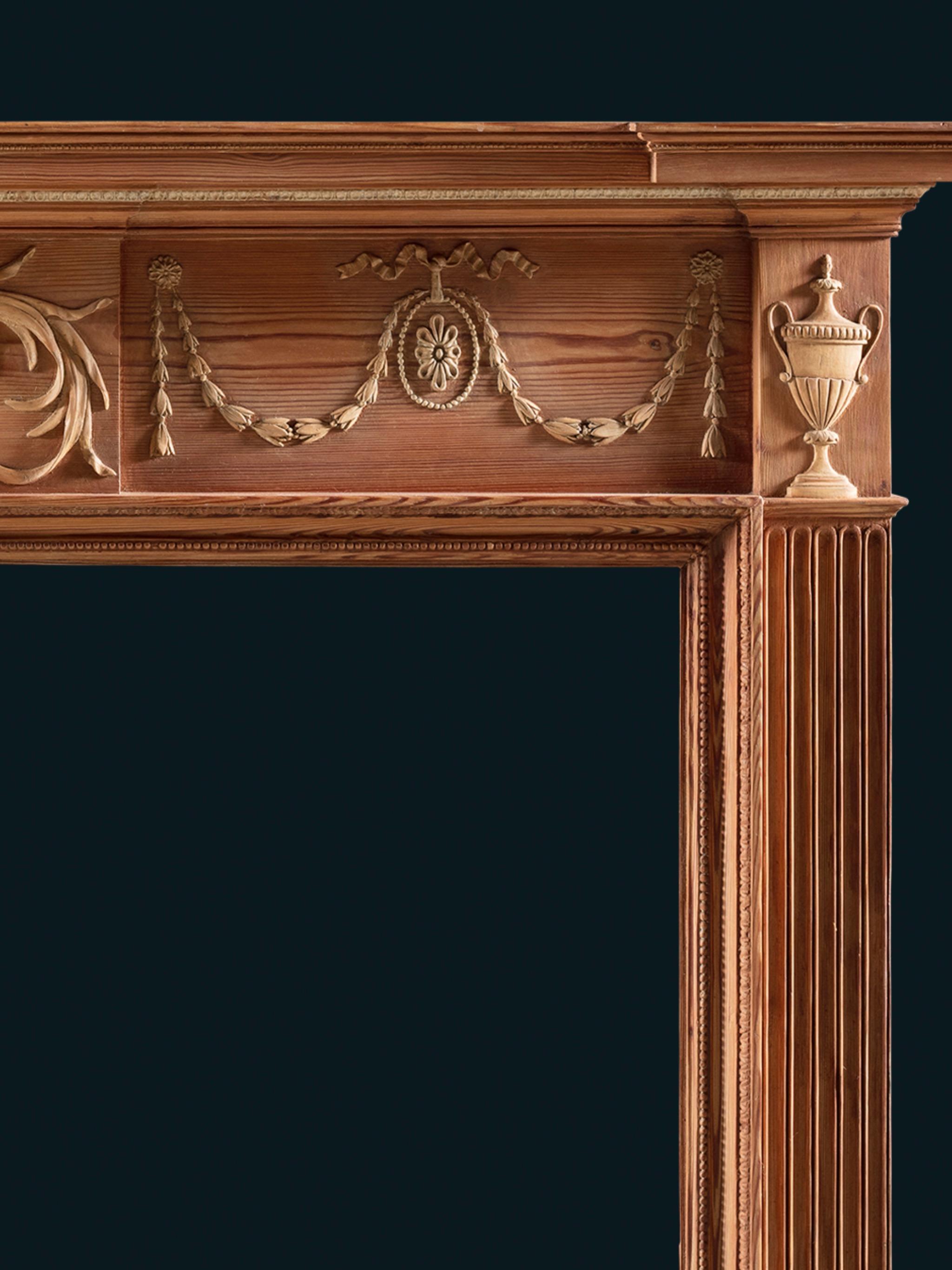 Cheminée George II en pin et tilleul sculpté Bon état - En vente à London, GB