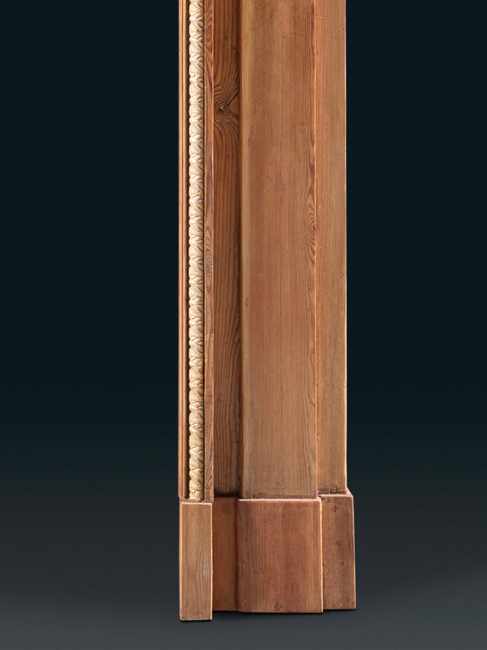 Cheminée George II en pin et tilleul sculpté Bon état - En vente à London, GB