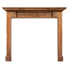 Cheminée George II en pin et tilleul sculpté