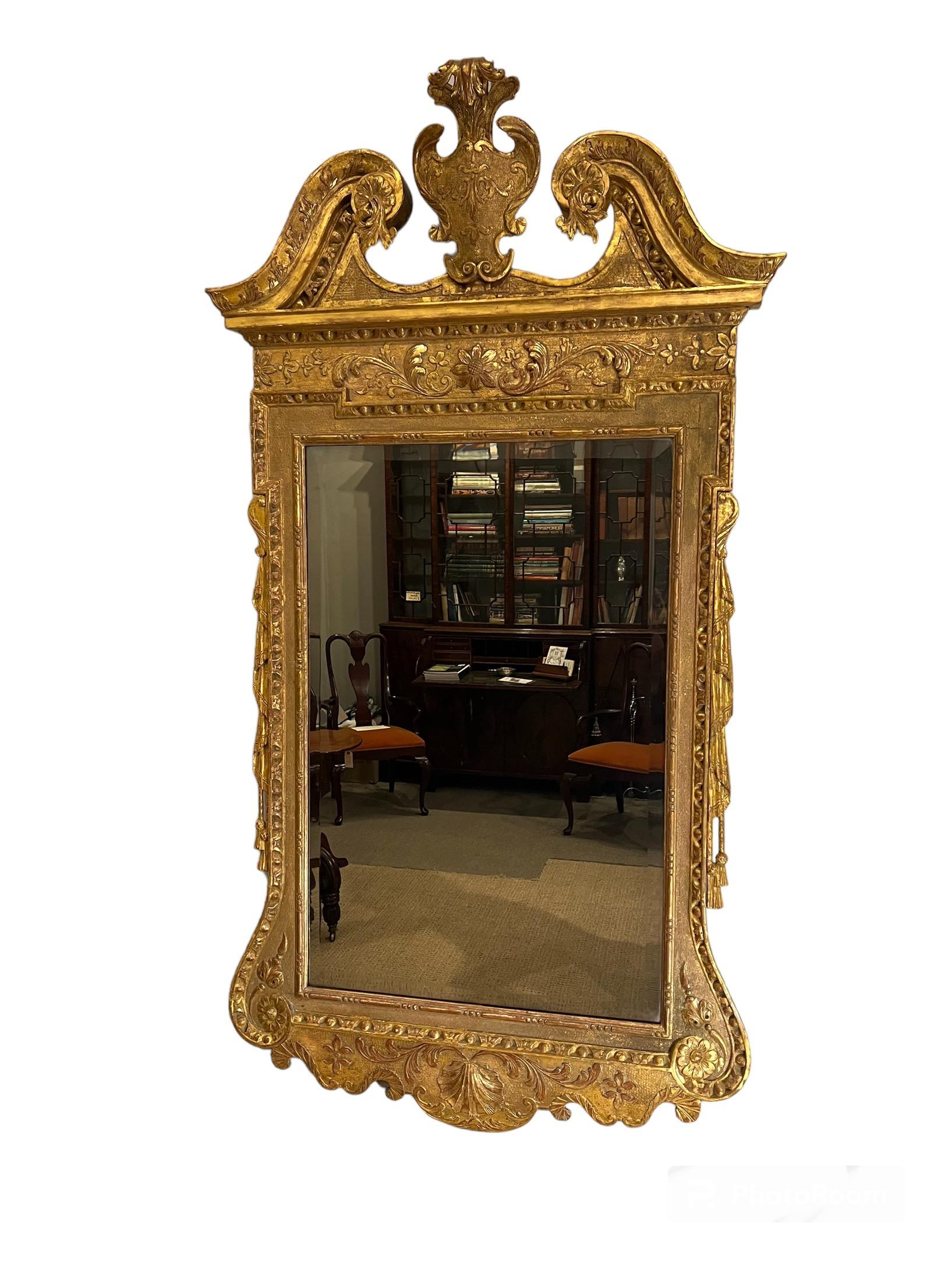 Miroir en bois doré George II
  Avec une plaque de miroir rectangulaire biseautée dans un cadre lambrissé conforme,
Sculptée de longues moulures en oolong-&-bead et en egg & dart. Le fronton en arc brisé est sculpté d'une feuille d'acanthe sur un
