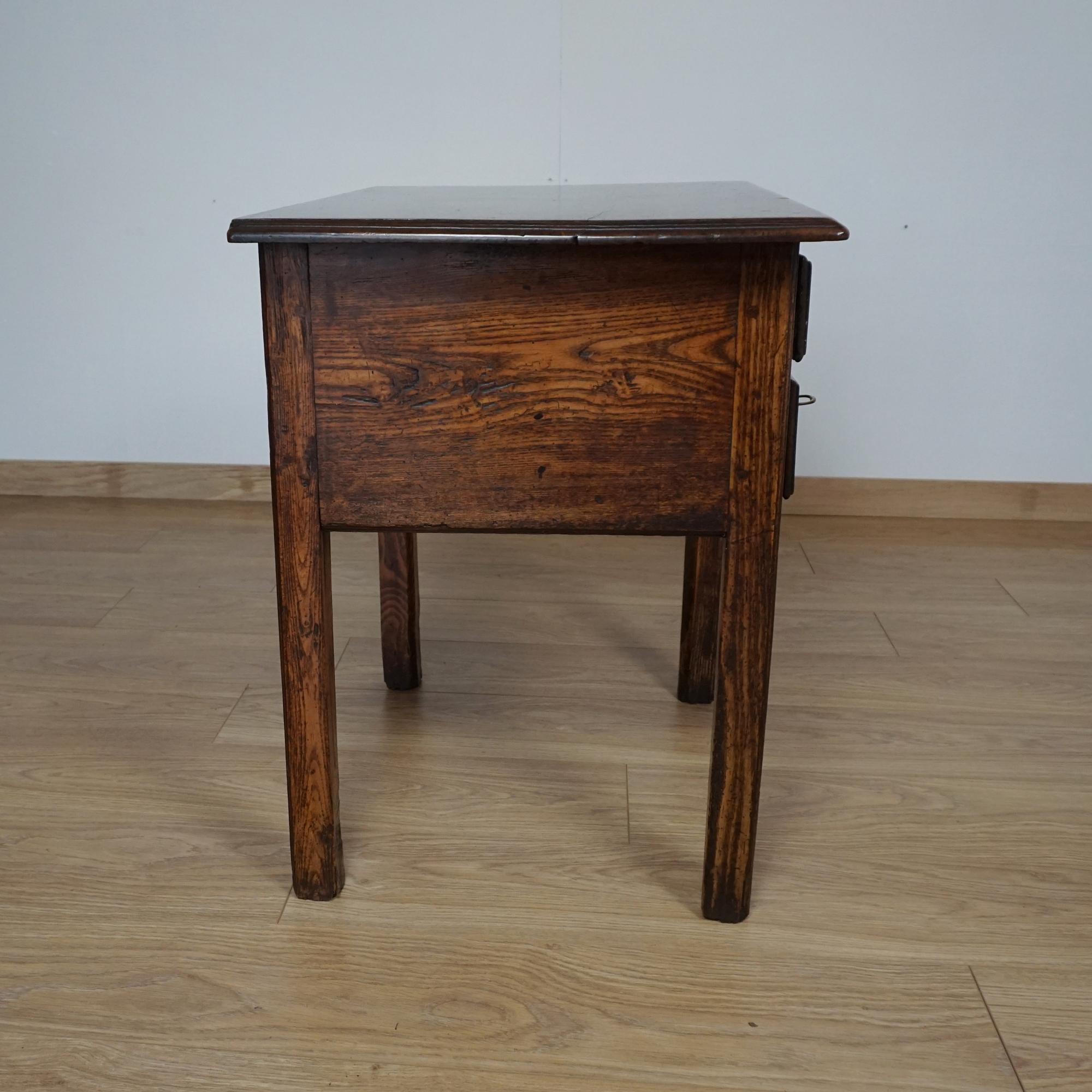 Table d'appoint en chêne et noyer de George II Circa 1740 en vente 4